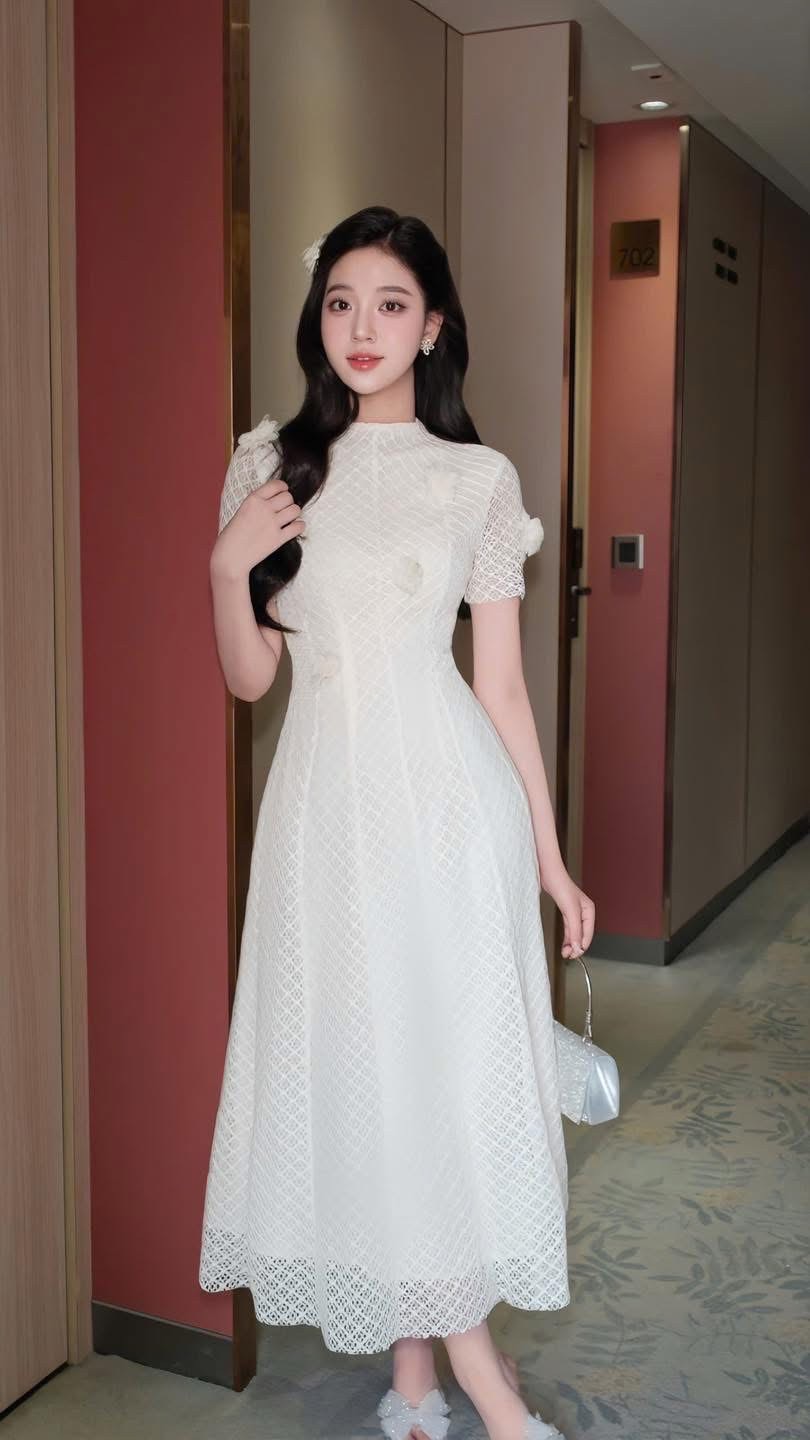 เดรสแฟชั่น Maxi เดรสแขนสั้น สีขาวคอปีน ดีเทลช่วงอกเย็บติดดอกไม้3Dทรงเข้ารูป