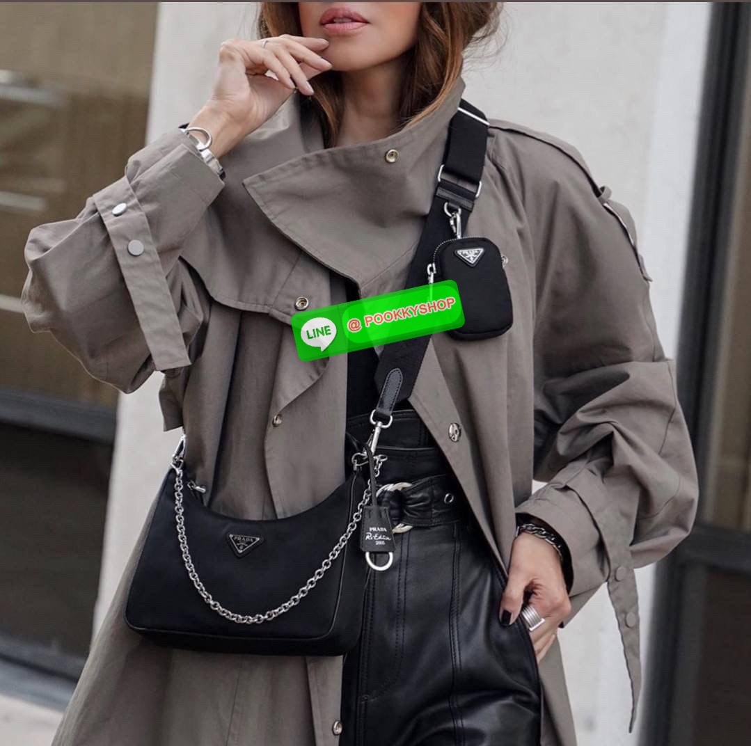 PRADA RE-EDITION 2005 RE-NYLON SHOULDER BAG ไอเท็มสุดปัง ที่ฮิตตลอดกาลไม่ว่าจะปีไหนๆ จัดให้ครบทั้งสีขายดีและสีใหม่ล่าสุด ที่สายคุณหนูห้ามพลาด!! กับกระเป๋าสะพายทรงคลาสสิค เหมาะเป็น everyday bag มากๆ วัสดุผ้าไนล่อนคุณภาพ พร้อมใบลูก ไว้ใส่เหรียญ ใส่กุญแจได้ส