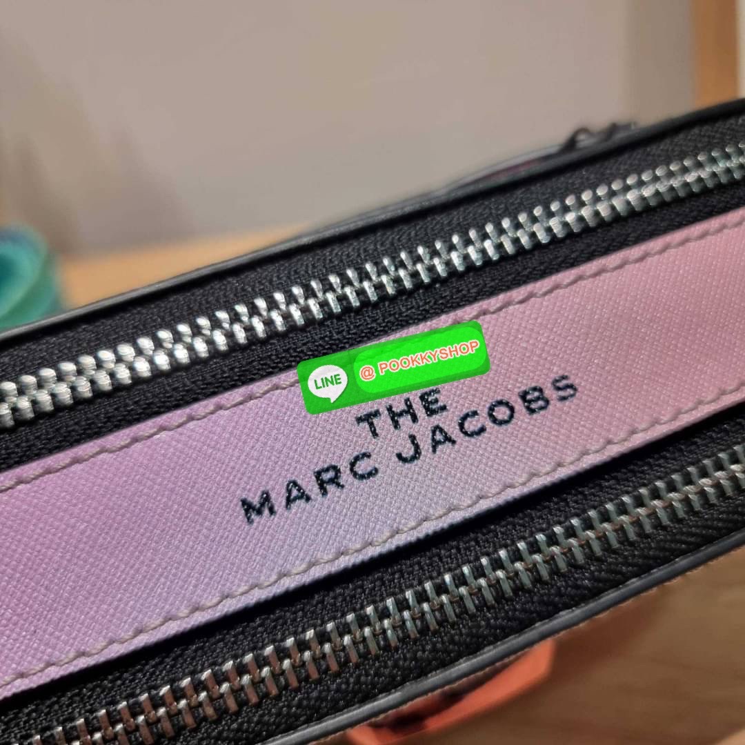 MARC JACOBS THE SNAPSHOT AIRBRUSH BAG สายหวานต้องมีแล้ว! ไอเท็มยอดฮิตที่โดดเด่นเป็นเอกลักษณ์ กับกระเป๋าสะพายข้างสุดปัง ลวดลายเพ้นท์สไตล์แอร์บรัช สวยละมุน เรียกได้ว่าไม่ซ้ำใคร!! วัสดุหนังวัว สวยอยู่ทรง เปิด-ปิดกระเป๋าด้วยซิป มีซิปหลัก 2 ช่อง แบ่งสัดส่วนไว้