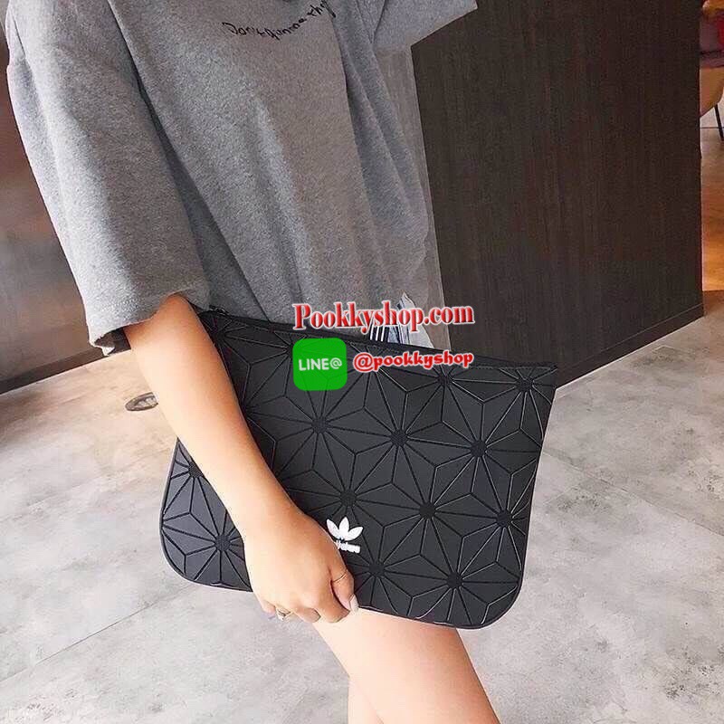 Brand : Adidas 3D Detail : กระเป๋า adidas 3D แบบครัช สามารถใส่ I-Pad mini ได้สบาย ใส่ของได้เยอะ ภายในกว้าง ถือไปไหนสะดวก ราคาพอเหมาะ เวลามืดถือแล้วเก๋ไม่เหมือนใคร