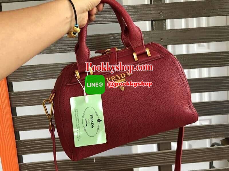 Prada Limited edition กระเป๋าอเนกประสงค์ทรงสวยหนังลายคาเวียร์มีสายยาว เลิศมาก ขนาดกำลังดี ใช้แล้วสวยมากๆ น้ำหนักเบา อะไหล่ทองหรูมาก จุของคุ้ม มี3ช่องหลัก เปิด-ปิดด้วยซิป งานเกินราคารับประกันค่ะ