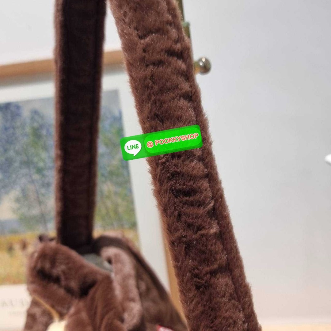 Gentlewoman x Butterbear fluffy dumpling bag 🔆 Details กระเป๋าที่มัมหมีต้องไม่ปล่อยผ่าน น้องหมีเนยน่ารักไม่ไหว และมาในรูปแบบกระเป๋า dumpling สุดฮิต บอกเลยว่าเหมาะกับคริสต์มาสที่จะถึงนี้มาก ดีไซน์น้องหมีเนยโดดเด่น ปากกระเป๋าสามารถรูดเก็บทรงได้ และม