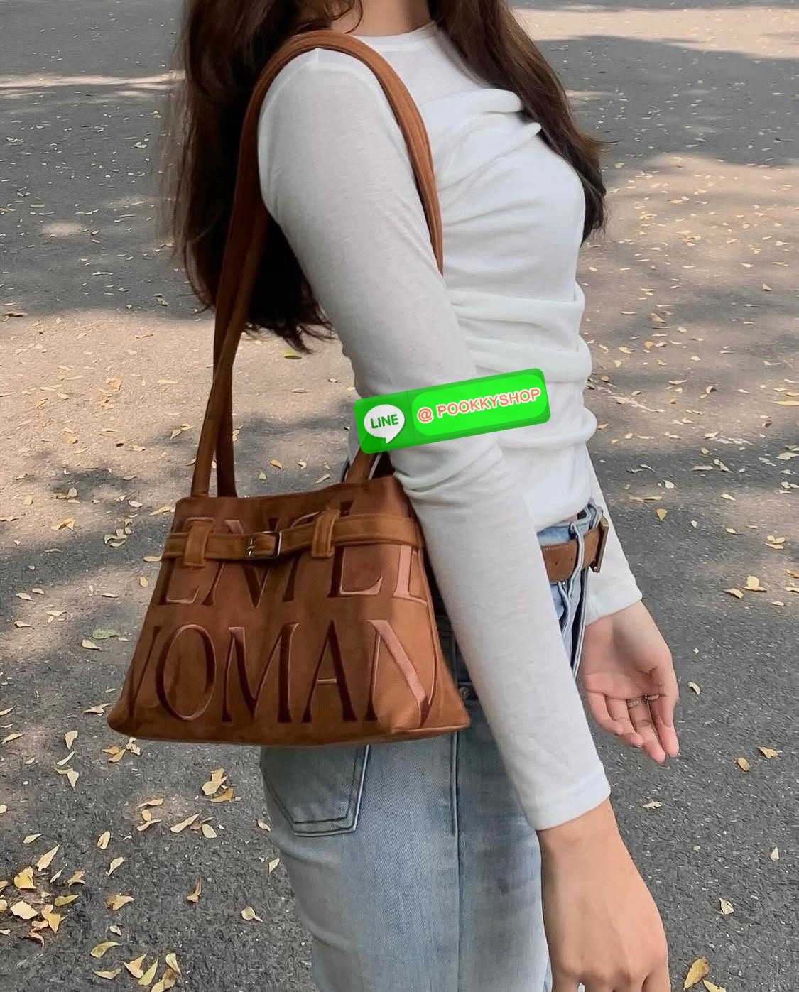 GENTLEWOMAN SUEDE BALLERINA BAG 🔖กระเป๋า Ballerina Bag ในวัสดุหนังกลับ (suede edition) พร้อมโลโก้ปักสีเดียวและรายละเอียดหัวเข็มขัด ทำให้ดูเก๋มีสไตล์โดดเด่น 🔖วัสดุ: หนังกลับ 🔖เปิด-ปิดแบบสแน๊บแม่เหล็ก ภายช่องโล่งกว้างจุของได้เยอะ