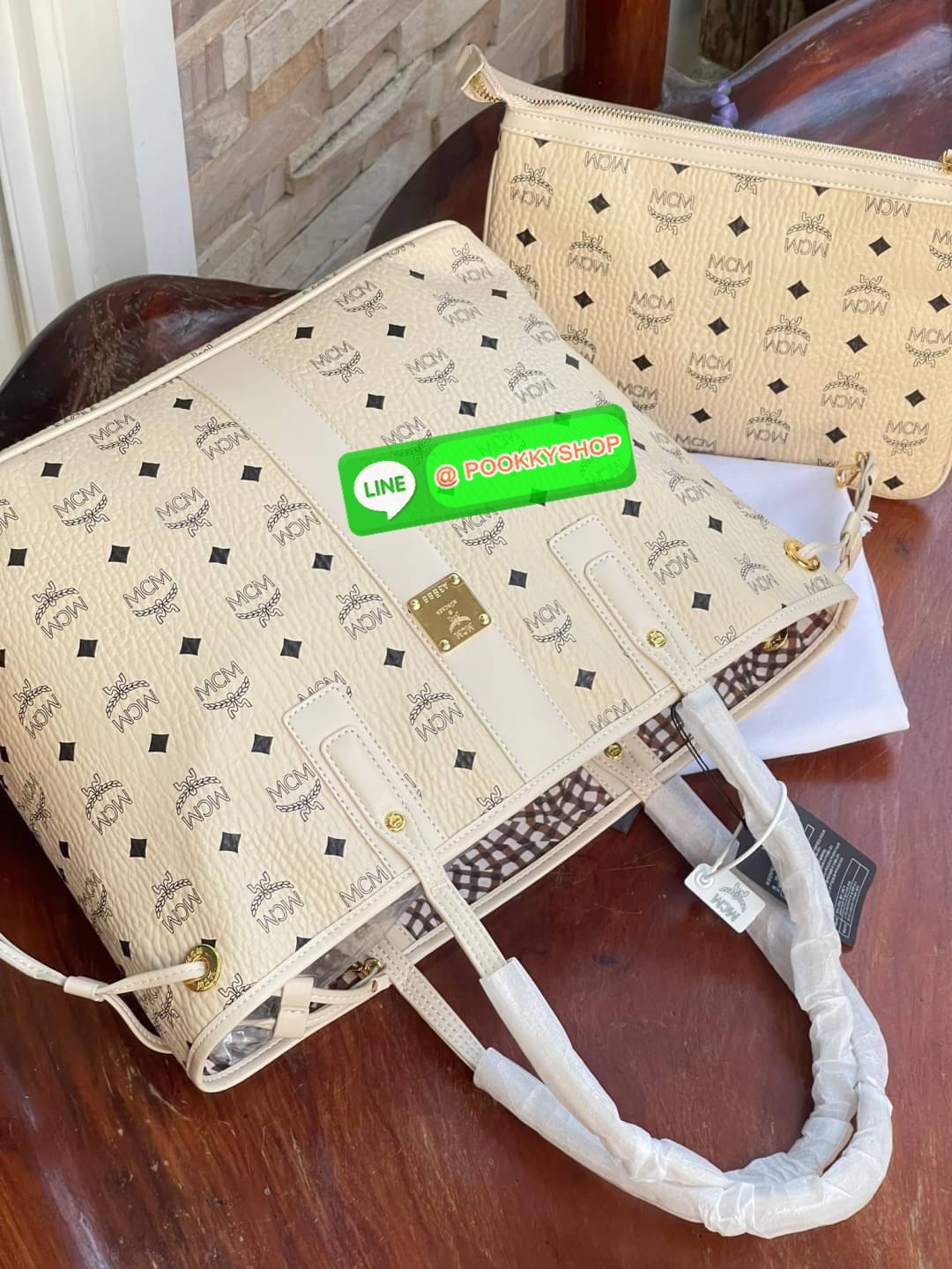 💕Mcm Liz Reversible Shopper in Visetos ขึ้นชื่อว่าเป็นกระเป๋าช็อปเปอร์ แน่นอนว่า จะต้องเหมาะสำหรับสาว ๆ ที่ชอบพกสัมภาระเยอะ ซึ่งรุ่นนี้ไม่ใช่แค่เพียงให้พื้นที่จุของกว้างขวางเท่านั้น แต่ยังออกแบบดีไซน์และรูปทรงให้มีความยืดหยุ่น มีหูรูดด้านข้างที่สา