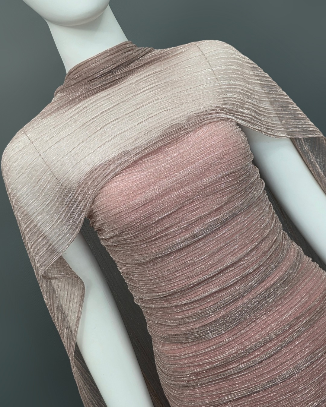 เดรสแฟชั่น เดรสเสื้อเกาะอกทรงเข้ารูป กระโปรงต่อชายระบาย ผ่าหน้า มาพร้อมผ้า mmคลุมไหล่