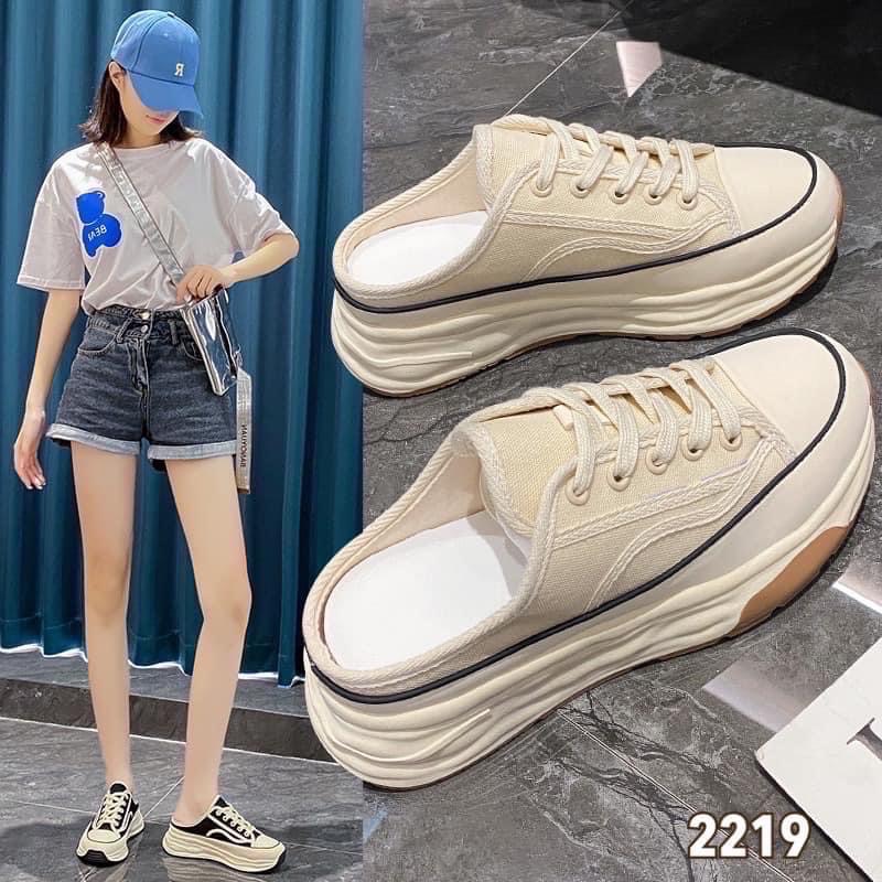 พร้อมส่งคะ รองเท้าผ้าใบเปิดส้น สไตล์เกาหลีมาใหม่ สวยยืน1 🥇มาแล้วจ้า ทรงสวยอย่างดี งานเกร๋เรียบหรูดูแพง ตัวนี้ห้ามพลาด ใส่สบายจะแมตช์กับกางเกง👖หรือกระโปรง👗ก็ได้ค่ะ แม่ค้าคอนเฟริม ห้ามพลาดเลยจ้าตัวนี้แนะนำ อย่าช้ารีบเลย