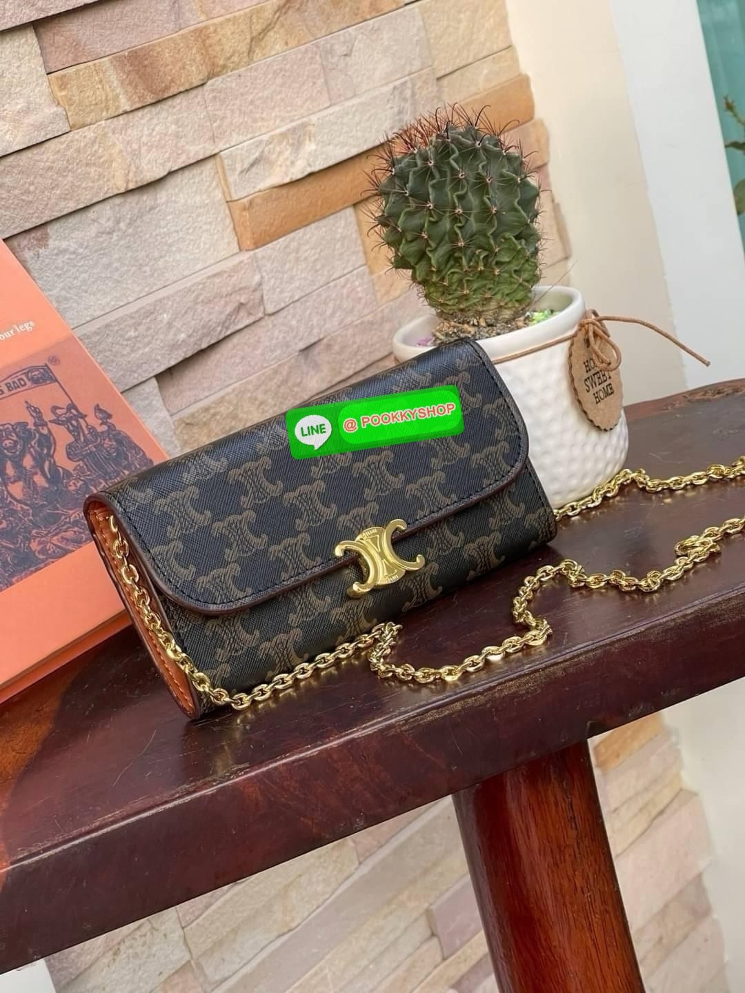 CELINE INSPIRED 2IN1 LONG WALLET ใครมีของที่ต้องจัดเก็บในปริมาณมาก จะต้องถูกใจกระเป๋าสตางค์ผู้หญิงใบนี้แน่นอน เนื่องจากมีช่องแยกย่อยสำหรับใส่ธนบัตร เหรียญ และบัตร รวมแล้วกว่า 10 ช่อง ให้คุณจัดเก็บของต่าง ๆ ได้เป็นสัดส่วน นอกจากนี้ ยังมีช่องใส่ของเบ็ดเตล็ด