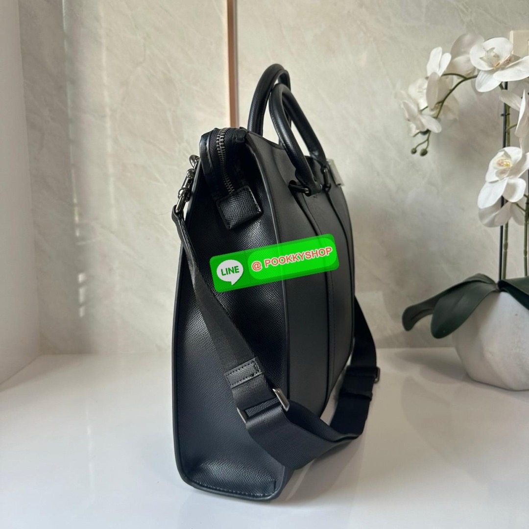 COACH GRAHAM ZIP BRIEF (CE439) 🔖กระเป๋าใส่โน๊ตบุ๊คใส่เอกสารใบใหญ่ 🔖วัสดุ:หนังแท้ทั้งใบ 🔖เปิดปิดด้วยซิป ภายในกว้าง มีช่องย่อยใส่ของจุกจิก ช่องใส่บัตร ใส่เอกสารและของสำคัญได้เยอะ 🔖สายสะพายสามารถถอดออกและปรับระดับได้คะ