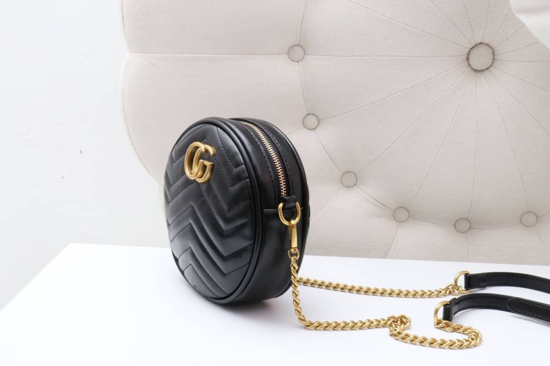 CG marmont รุ่นนี้ขายเท่าไหร่ก็ไม่เคยพอ ฮิตกันยาวๆเลยค่า กระเป๋าทรงกลมงานดีอะหลั่ยสวย เนี๊ยบไปเลยค่ะ