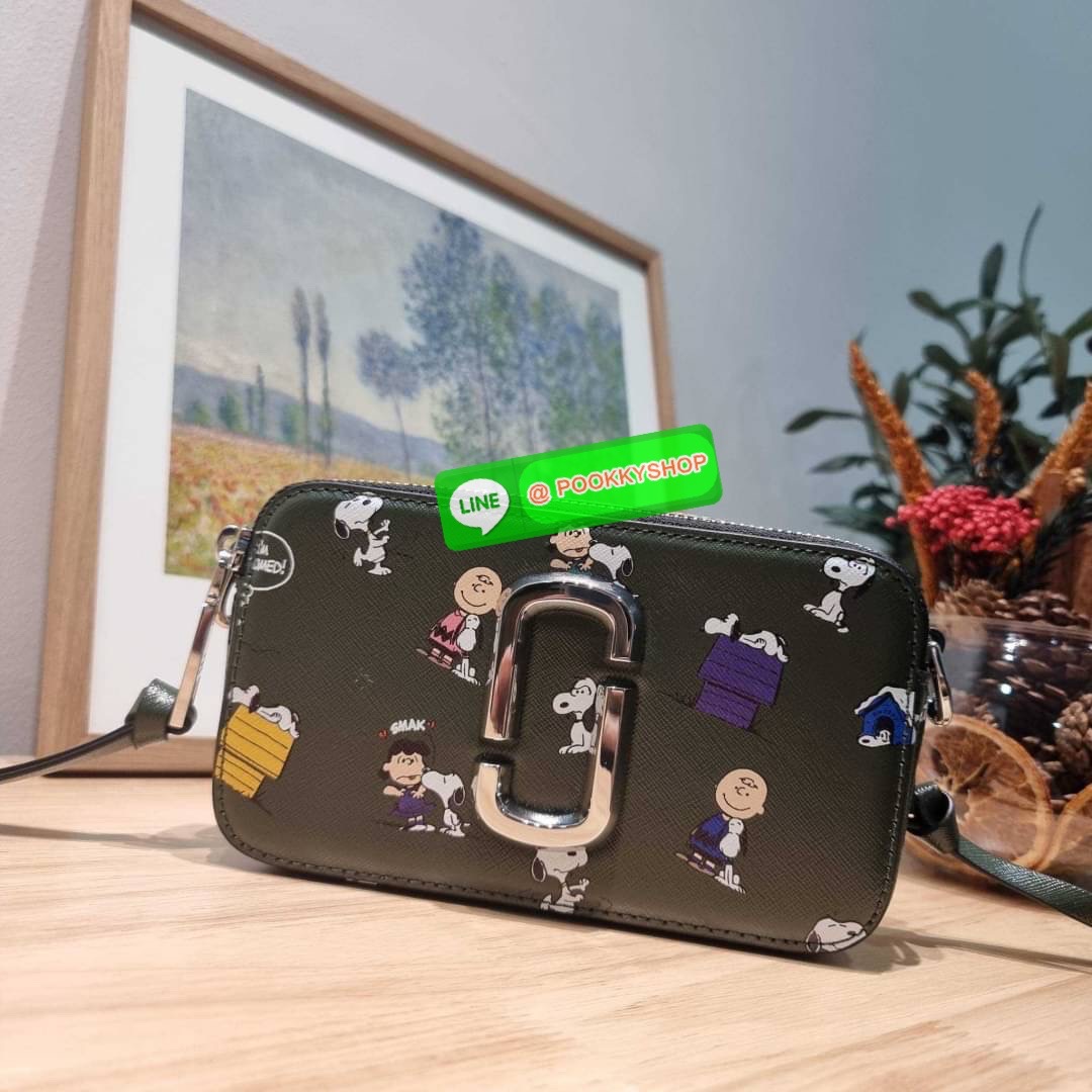 PEANUTS × MARC JACOBS THE SNAPSHOT CROSSBODY BAG คอลเลคชั่นแสนคิวท์ ที่ยกขบวนเหล่าซุปตาร์การ์ตูนมาให้แบบจัดเต็ม กับไอเท็มยอดฮิตที่โดดเด่นเป็นเอกลักษณ์ กระเป๋าสะพายข้างสุดปัง ดีไซน์ลายพรินท์แก๊งค์การ์ตูนสุดฮอต เรียกได้ว่าไม่ซ้ำใคร!! วัสดุหนังวัว สวยอยู่ทรง