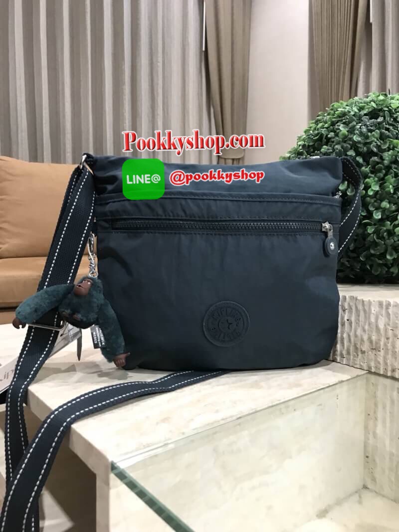 พร้อมส่งรุ่นยอดนิยม! KIPLING ART O SHOULDER BAG กระเป๋าสะพายรุ่นใหม่ล่าสุดวัสดุ Nylon+Polyester 100% เปิดปิดด้วยซิปสะดวกใช้ หัวซิปเเบรนด์ ภายในมีช่องซิป ช่องใส่มือถือและสายคล้องพวงกุญแจ ด้านหน้ามี2ช่องซิป ด้านหลังมี1ช่องซิป พร้อมสายสะพายยาวเลื่อนปรับได้จะ