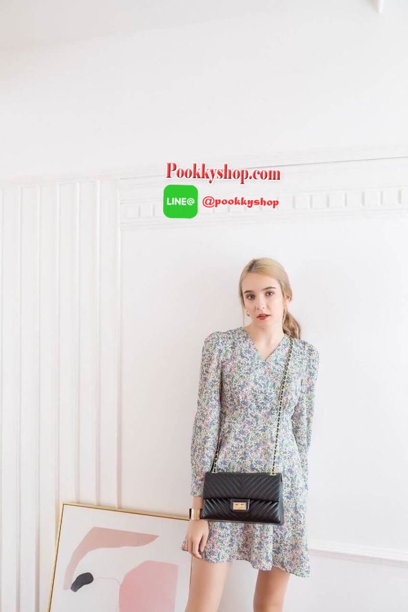 มาเพิ่มละค่า งาน Best Seller พร้อมสีใหม่สวยๆ มาให้เลือกเพิ่มอีก 2 สี !! KEEP รุ่น shoulder chevron chain handbag สวย หรู มากๆ เลยน๊า กระเป๋าอยู่ทรง หนังตัวใหม่ Microfiber สวย ทนกว่าเดิม ตัวกระเป๋าเย็บประณีต สายโซ่ปรับ สั้น ยาวได้คะ ภายในสีแดง มีช่องใส่ของ