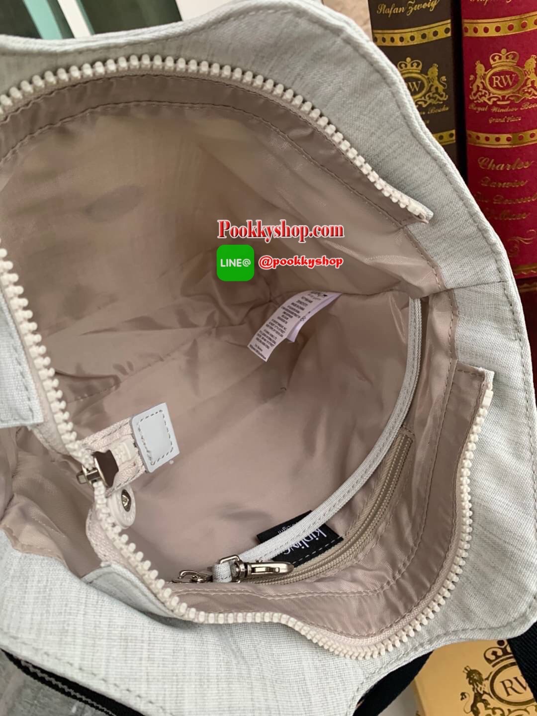KILING NORI Handbag & Shoulder bag กระเป๋าถือหรือสะพายขนาดกลาง ทำจากวัสดุ ผ้า Nylonเคลือบ+Polyester น้ำหนักเบา จุดเด่นที่ช่องหลักมีขนาดใหญ่ พร้อมช่องซิปแยกย่อย สามารถใส่สัมภาระได้เยอะ มาพร้อมสายสะพายยาว สามารถปรับระดับได้ตามความต้องการ มีพวงกุญแจลิงห้อยตา