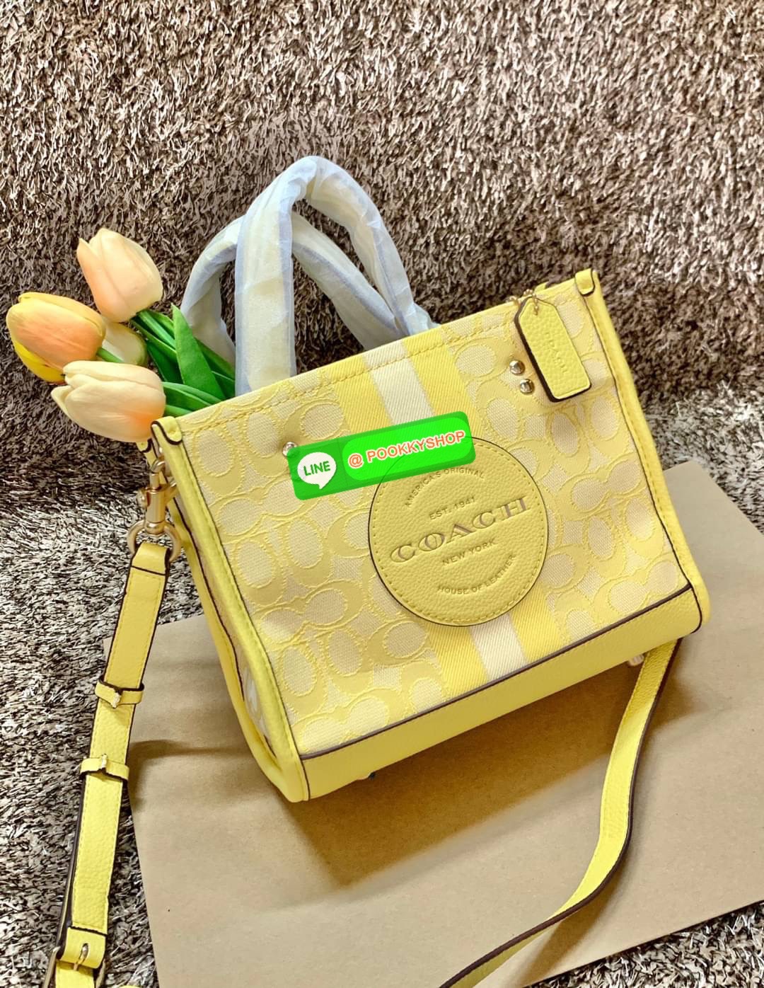 COACH DEMSEY TOTE IN SIGNATURE JACQUARD WITH COACH PAT ((C8417//C5115)) พร้อมส่งที่ไทย ห้ามพลาด สีน้องสวยมากๆค่ะ กระเป๋าทรงTote ขนาดพอดีลำตัว ใช้วันไหนๆก็เหมาะมากค่ะ วัสดุJacquard ทอลายแบรนด์ ตัดขอบหนังแท้ สวยงามมากๆค่ะ ด้านหน้าจะมีป้ายวงกลมโลโก้แบรนด์อัน