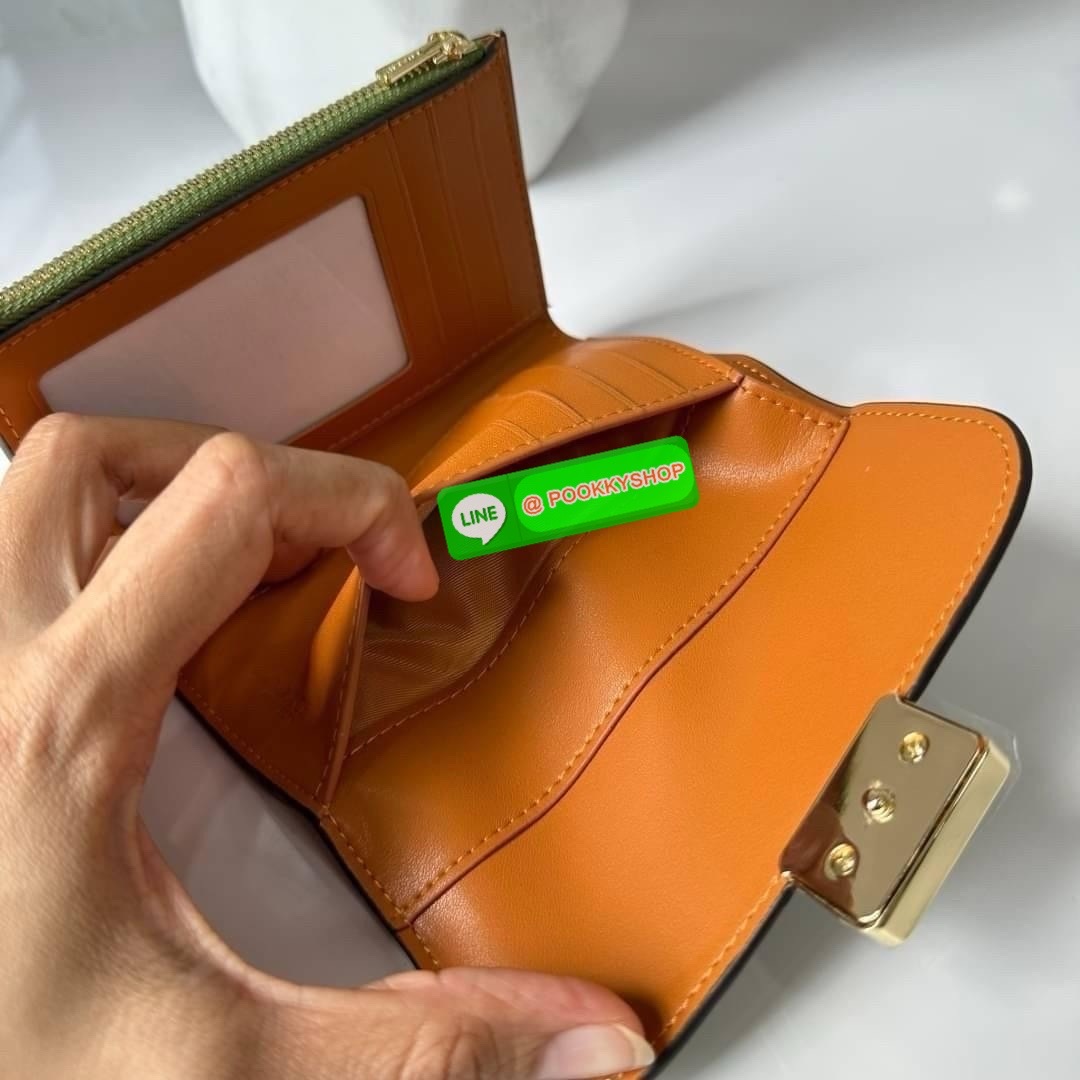 Coach Medium Grace Wallet (Cl421) 🔖กระเป๋าสุดหรูใบกลาง ขนาดกำลังดีกระทัดรัด 🔖วัสดุ : pebble leather 🔖ภายในมีช่องใบบัตรเครดิต 6 ช่อง มีช่องใส่เหรียญแยก สามารถใส่ธนบัตรแบงค์พันได้คะ