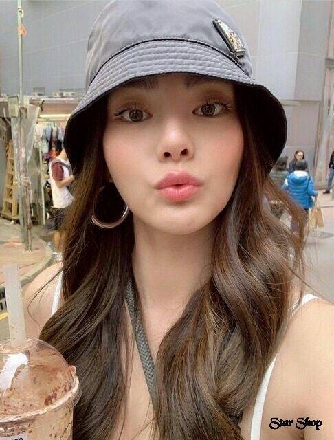 (n)(e)(w) พร้อมส่ง หมวก Prada Wow... มาแล้วคะ หมวกทรงบักเกตแบรนด์ Prada เป็นหมวกที่เหล่าดาราเซเลปล้วนต้องมี วัสดุอย่างดีกันน้ำ งานเกรดพรีเมี่ยม ใส่ได้ทั้งชาย-หญิงไม่มีไม่ได้แล้วนะคะ งานมาไม่เยอะคะ จัดโลด