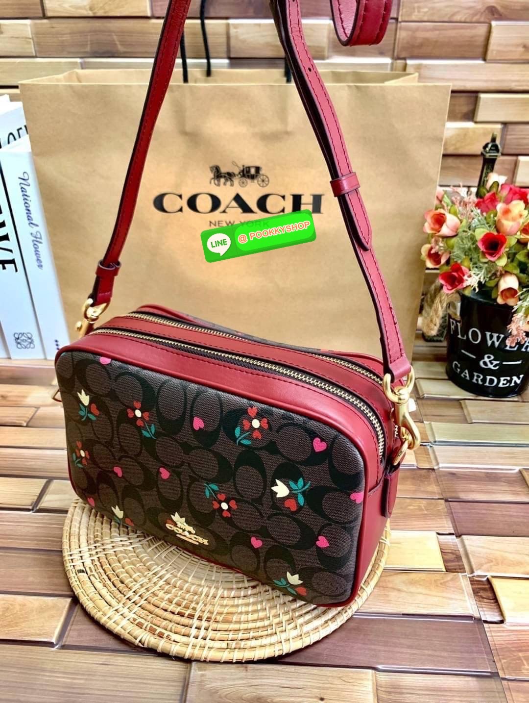 COACH JES CROSSBODY IN SIGNATURE CANVAS WITH HEART PETAL PRINT((C7617)) พร้อมส่งที่ไทยค่ะ! กระเป๋สะพายครอสบอดี้ร์ หนังแท้แคนวาสเคลือบลาย ทั้งใบปริ้นล์ลายดอกไม้หัวใจ สวยหวาน ละมุนหมากๆค่ะ เปิด-ปิดกระเป๋าแบบ2ช่องซิปหลัก ภายในสามารถใส่สัมภาระได้เยอะ ช่องกว้า