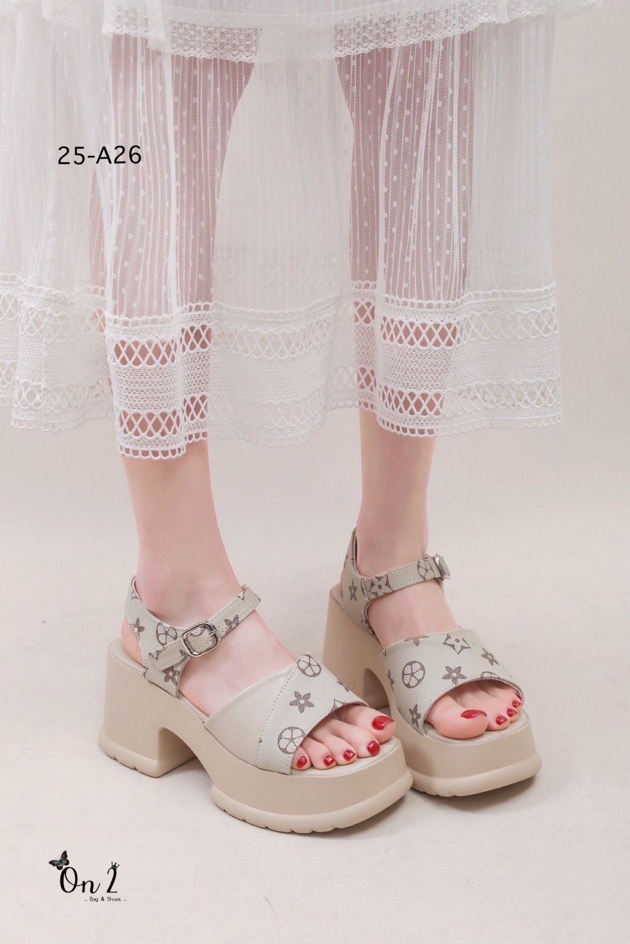 รองเท้าส้นตึกแฟชั่นดีไซน์หรู ใส่ง่ายแมทช์ได้ทุกลุค ✨ พื้นสูงกำลังดี ช่วยเพิ่มความสูงและเสริมขาเรียว สายรัดข้อเท้าปรับได้ กระชับเท้า เดินมั่นใจไม่ลื่น วัสดุหนังนุ่มใส่สบายไม่กัดเท้า น้ำหนักเบา สีสุดคลาสสิก เหมาะทั้งใส่เที่ยว ใส่ทำงาน หรือออกงาน