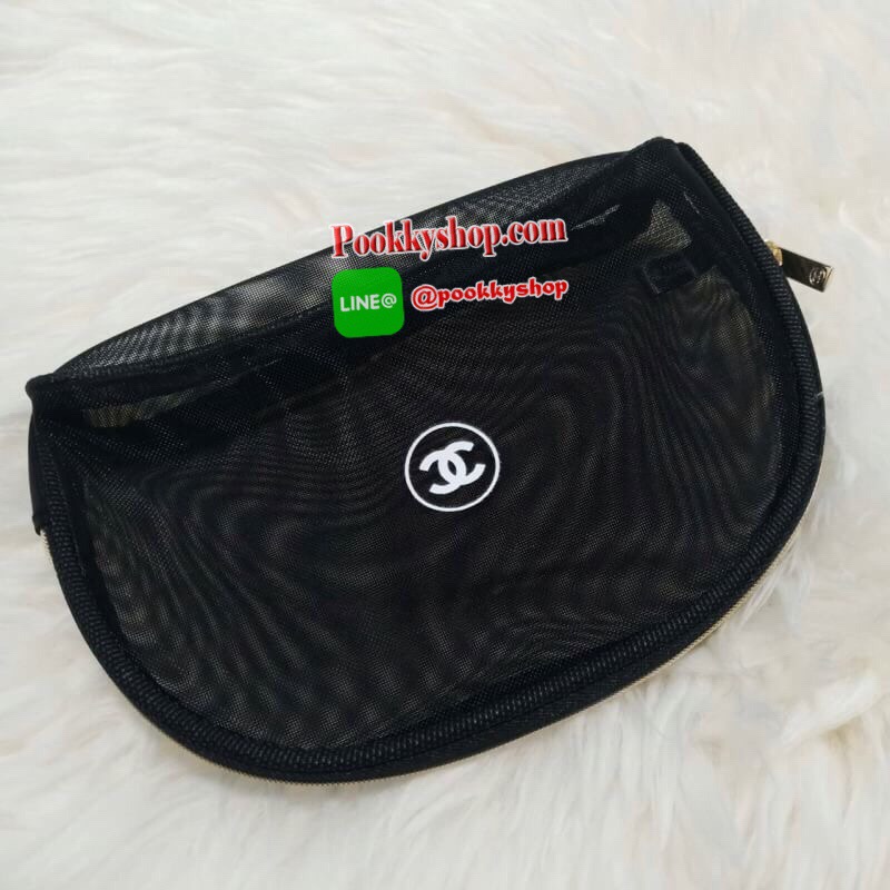 NEW ARRIVAL!! SETคู่ที่คุณต้องถูกใจ CHANEL SHOPPING RIBBIN BAG พร้อมกระเป๋า COSMETIC ขนนิ้มนิ่ม จากงานพรีเมี่ยมกิ้ฟ ของแถมจากน้ำหอม จากแบรนด์ CHANEL เนื้อกระเป๋าทำจากขนเทียม ผิวสัมผัสฟูนิ่ม ตกแต่งด้วยผ้าไนลอนด้านท้ายวางได้กันน้ำ!! ปักโลโก้แบรนด์ ด้านในเปิ