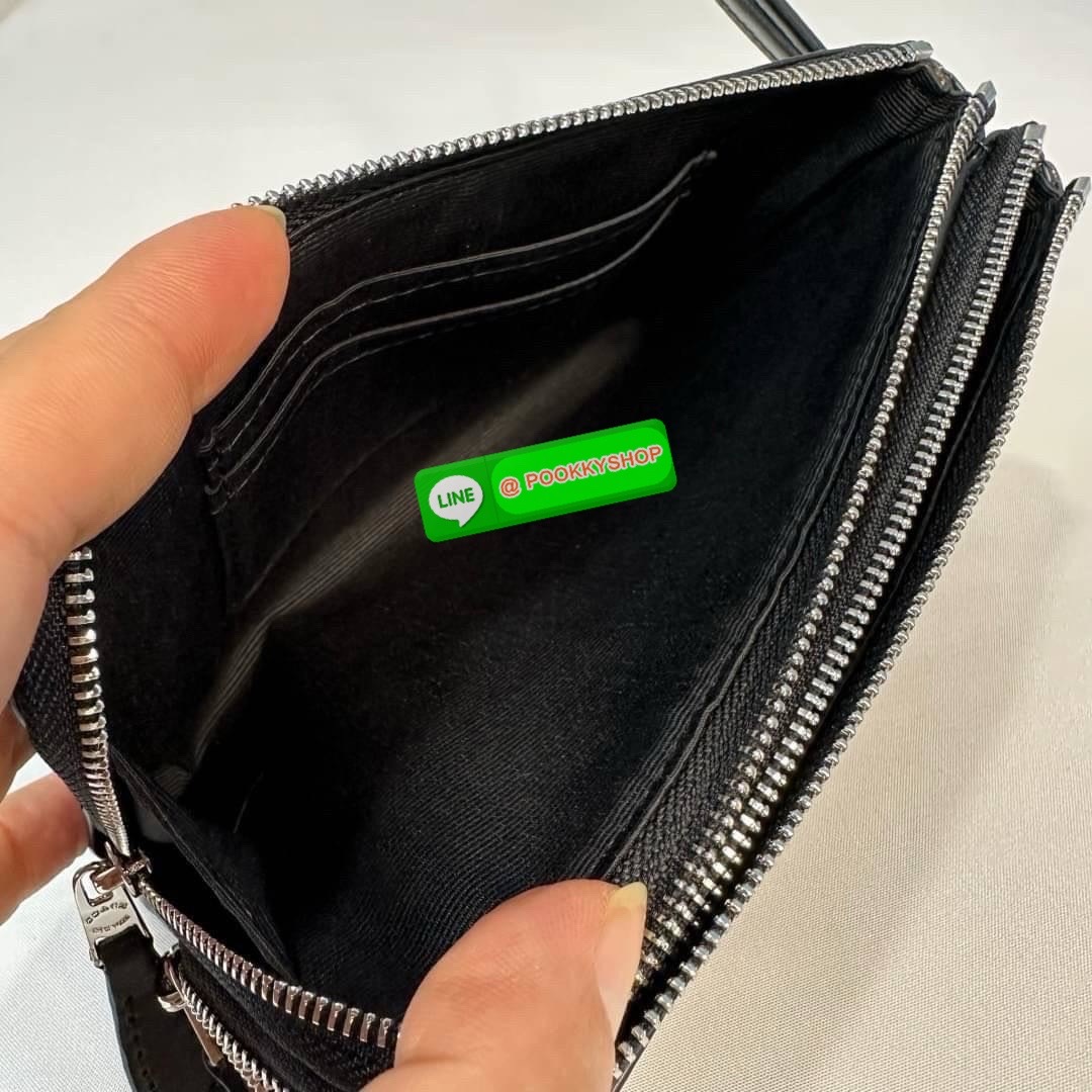 กระเป๋าคล้องมือ COACH 87591 DOUBLE CORNER ZIP WRISTLET IN SIGNATURE CANVAS (COACH 87591 ） กระเป๋าคล้องมือ2เซิปใหญ่ ลายCหนังและ ด้านในเป็นผ้า แบ่งเป็นช่องเล็กๆใส่เหรียญใส่แบงค์ใส่บัตร แล้วแต่จะใส่มีหลายช่อง ใส่โทรศัพท์ได้ทุกรุ่นพร้อมสายคล้องมือ