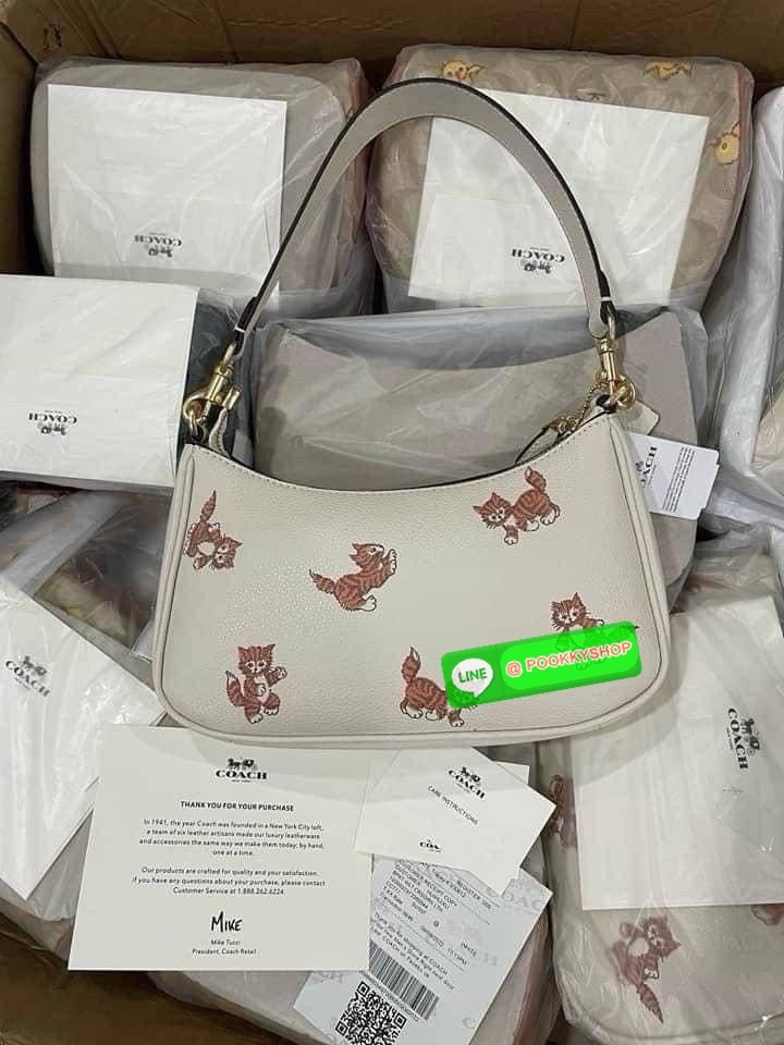 COACH TERI SHOULDER BAG WITH DANCING KITTEN PRINT🐈 Coach CC777-กระเป๋าขนาดที่น่ารักจนใจบาง 🌸✨ หนังเรียบ ชัด เพิ่มความหวานแบบมีพลัง ใช้งานง่าย หิ้วก็ได้ สะพายก็สวย สลับสายได้ 2 แบบในใบเดียว น้ำหนักเบา ฟังก์ชันครบ ถือออกงานหรือใส่ไปเด