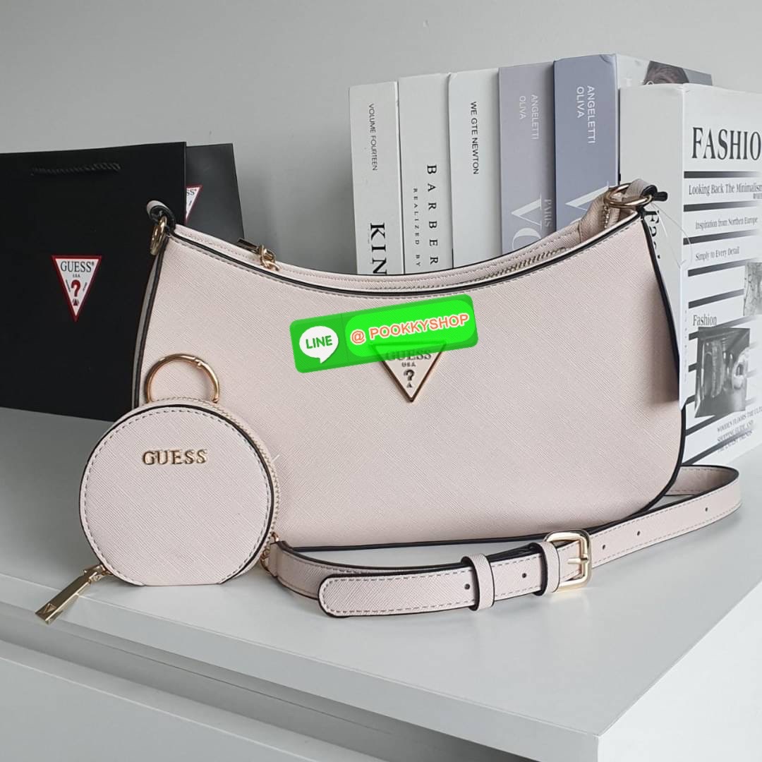 รุ่นใหม่ล่าสุด! GUESS ALEXIE TOP ZIP SHOULDER BAG กระเป๋าทรงยอดฮิต ซื้อ1ได้ถึง2ไอเท็ม วัสดุตัวหนังลาย SAFFIANO สวยหรู เปิดปิดด้วยซิปยาว ด้านในใส่กระเป๋าสตางค์ยาว มือถือได้ทุกรุ่น พร้อมช่องซิปและช่องใส่บัตรแยกให้ เพิ่มความน่ารักด้วย กระเป๋าใส่เหรียญใบเล็กท