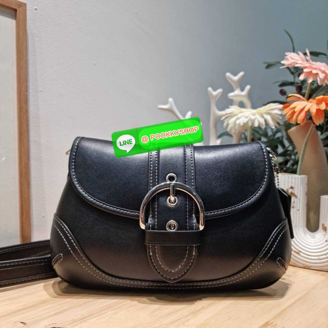 COACH CR737 SOHO BAG IN REPURPOSED DENIM 🔅 Details เลิกสวยแซ่บกี่โมงคะคุณน้า! ไอเท็มให้พาใจสั่นมาอีกแล้ว! กับกระเป๋าสะพายไหล่สไตล์วินเทจ ที่ยังคงแมสและฮอตมาก ด้วยรูปทรงที่ใช้งานง่าย ไม่เกะกะ แต่มีความเรียบหรูในตัว กระเป๋าปิดด้วยกระดุมแม่เหล็ก ภายใ