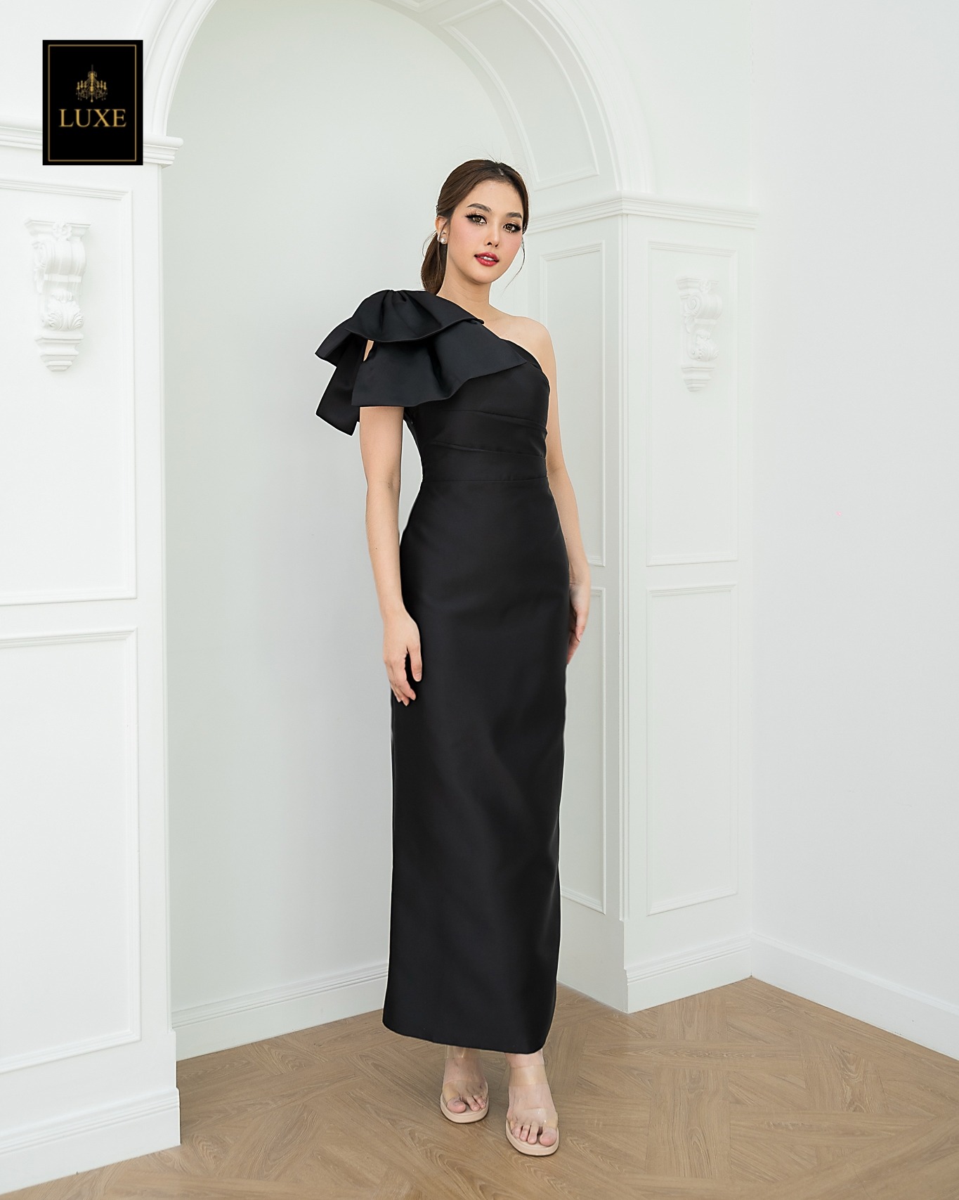 เดรสแฟชั่น เดรสเสื้อไหล่เดียวแขนกุด กระโปรงยาวทรงตรง แต่งโบว์ไซส์ใหญ่ที่ไหล่ขวา