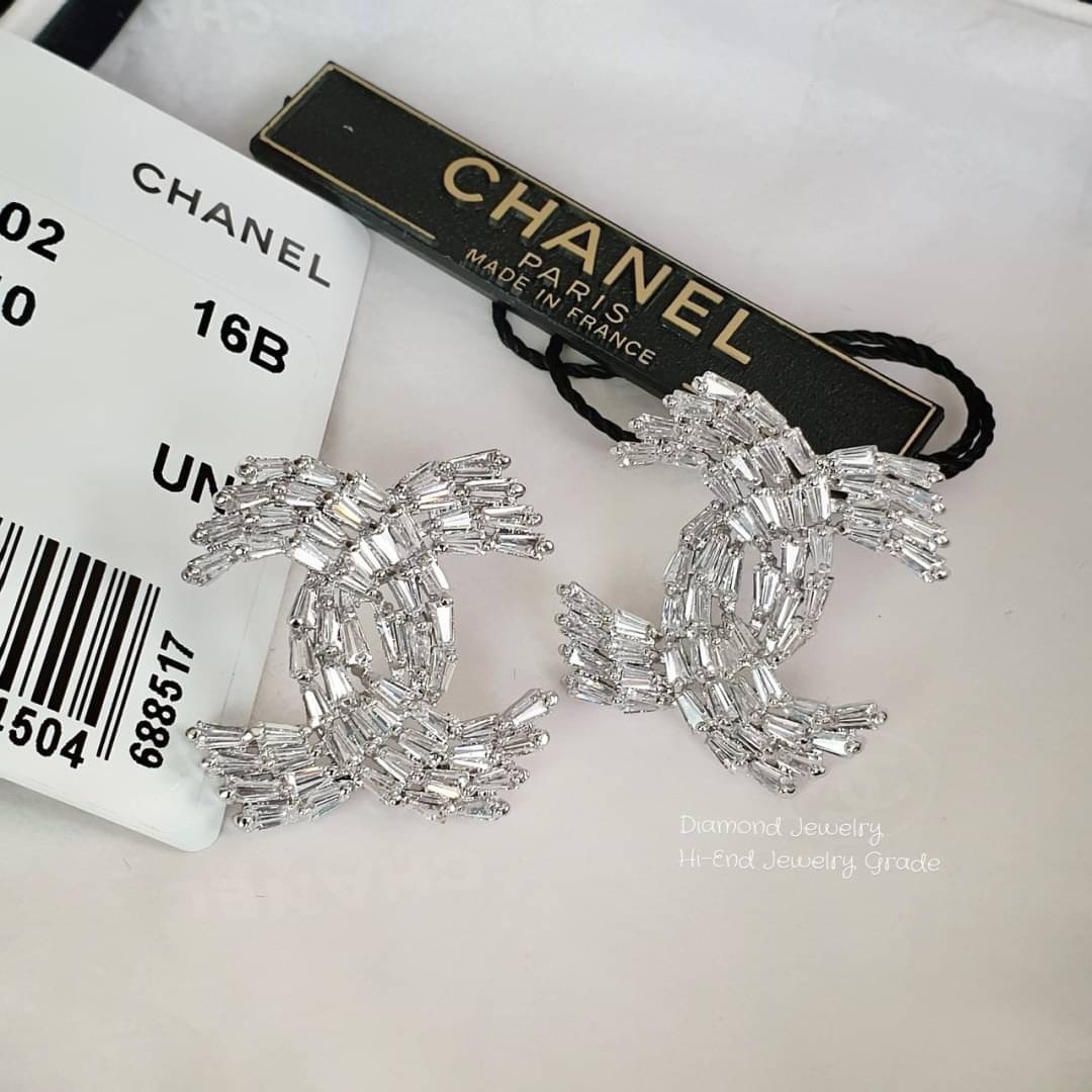 New Arrival !!!!! Chanel Earring ต่างหูชาแนลเพชร 3 แถว งานเกรด jewelry งานเพชร Premium CZ แท้ เพชรคัดเพชรสวย วิ้งมากๆค่ะ ใส่เป็น everyday look ใส่ได้ทุกวัน ดูเรียบๆ หรูๆ วิ้งๆ คู่นี้แนะนำมีติดบ้านไว้เลยจ้า รับรองไม่ผิดหวังค่ะ ตัวเรือนสีเงิน ไม่ลอกไม่ดำ Ma