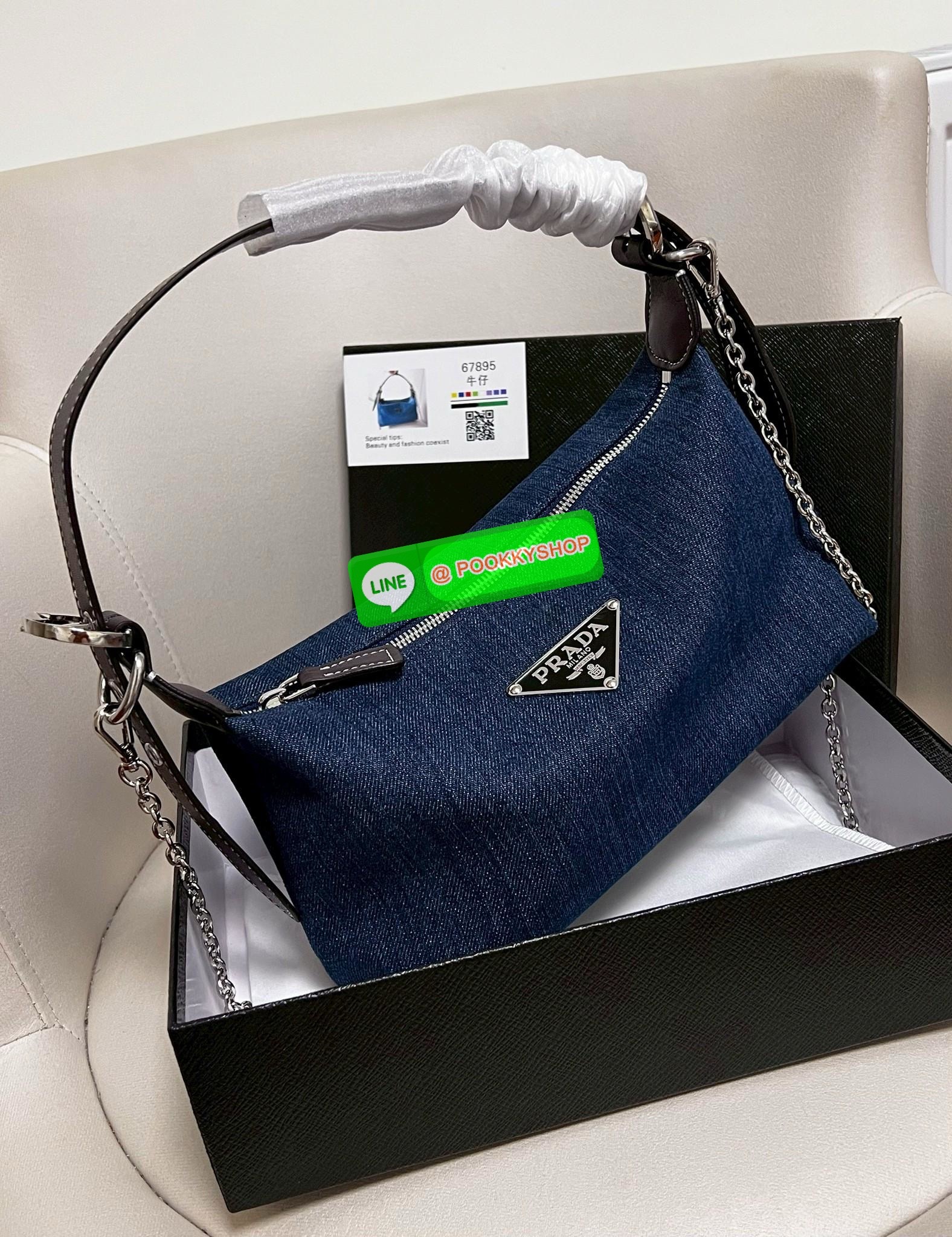 **สินค้าเข้าใหม่** ทางนี้ค่าาสาวๆ สวยเกินจะห้ามใจไหว! NEW IN! PRADA HOBO HANDBAG//SHOULDER DENIM BAG 🔖พร้อมส่งา แม่ค้าเองก็จับไม่วางแล้ว1ค่าา สวยจริงๆ กับPrada denim วัสดุยีนส์หนานิ่มตัดขอบหนังอย่างดี ทรงสวยมากๆค่ะ หูหิ้วสายหนังในตัว คล้องไหล่ได้