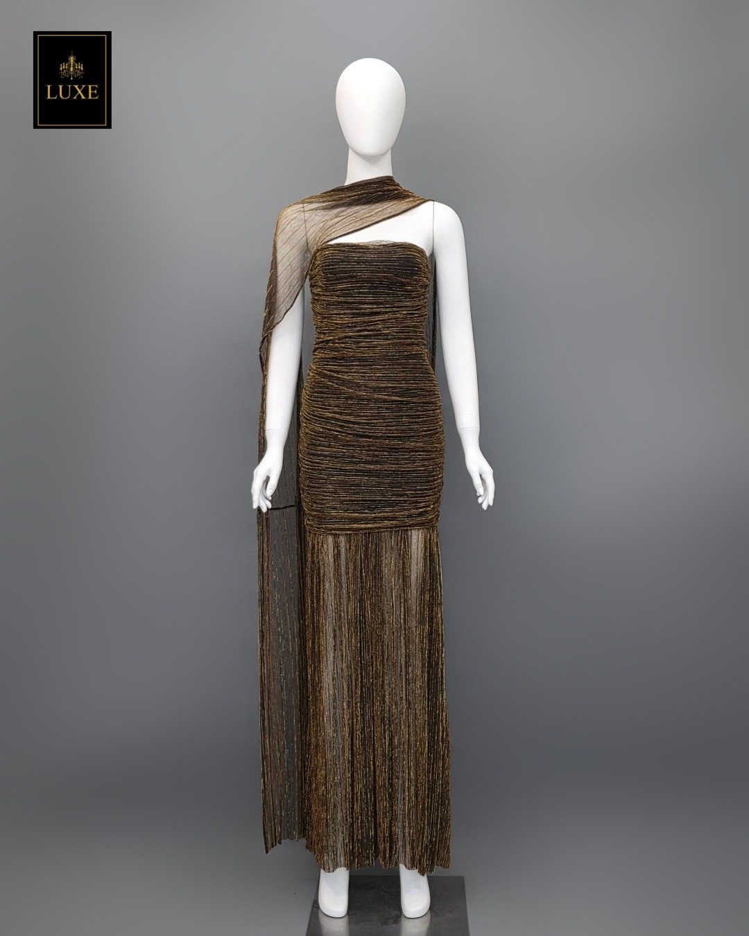 เดรสแฟชั่น เดรสเสื้อเกาะอกทรงเข้ารูป กระโปรงต่อชายระบาย ผ่าหน้า มาพร้อมผ้า mmคลุมไหล่