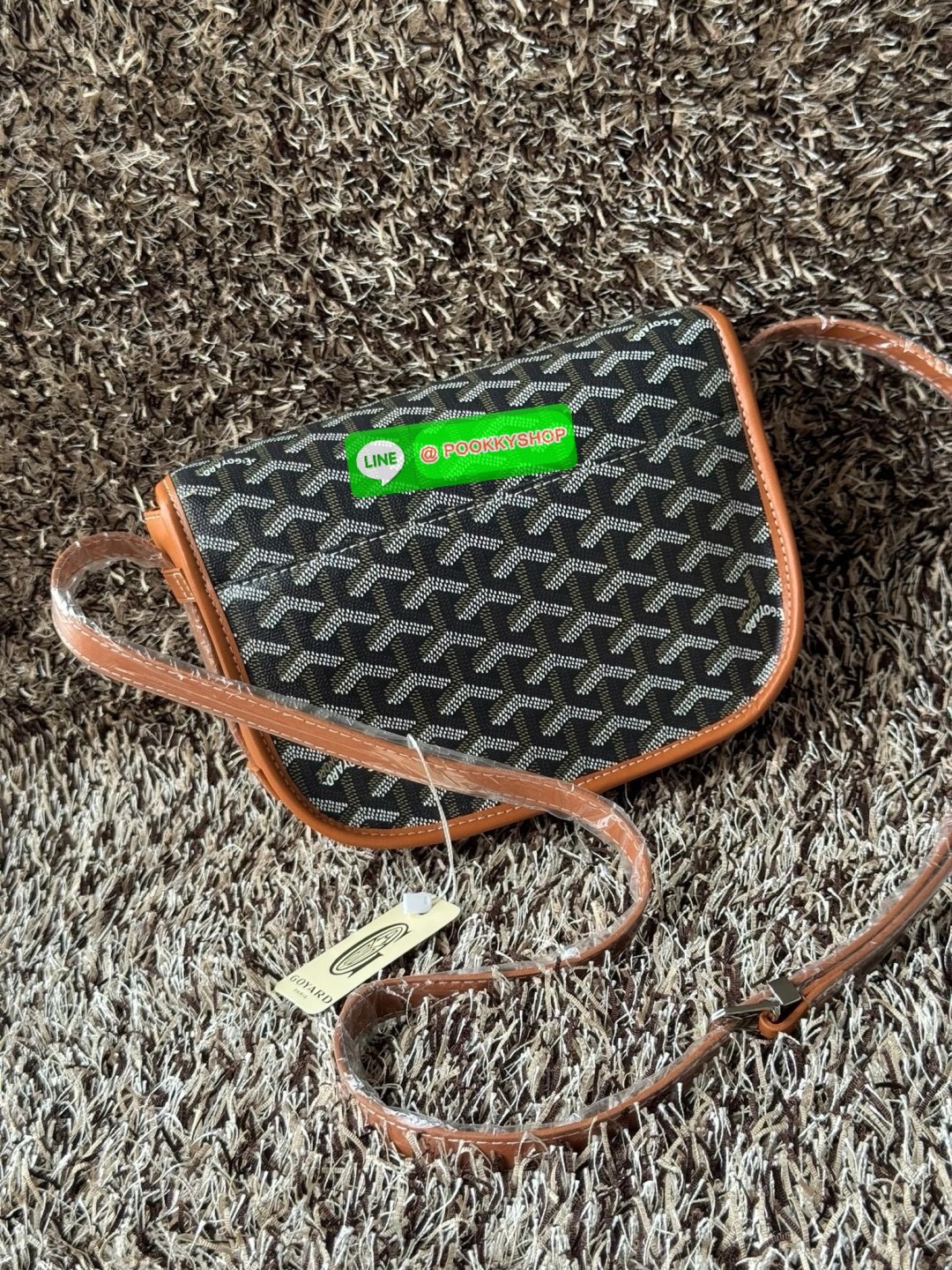 Goyard Belvedere Messenger ถูกออกแบบให้มีน้ำหนักเบาเพื่อความคล่องตัวสามารถใส่สิ่งของ ได้อย่างสบายและถือได้ว่าเหมาะอย่างยิ่ง สำหรับการใส่หลากหลายโอกาสด้วยสายสะพายแบบสะพายข้าง และฝาปิดกระเป๋าทั้งสองฝั่งที่แน่นหนา และยังมีการเพิ่มลูกเล่นด้วย ช่องใส่ของทางด้า
