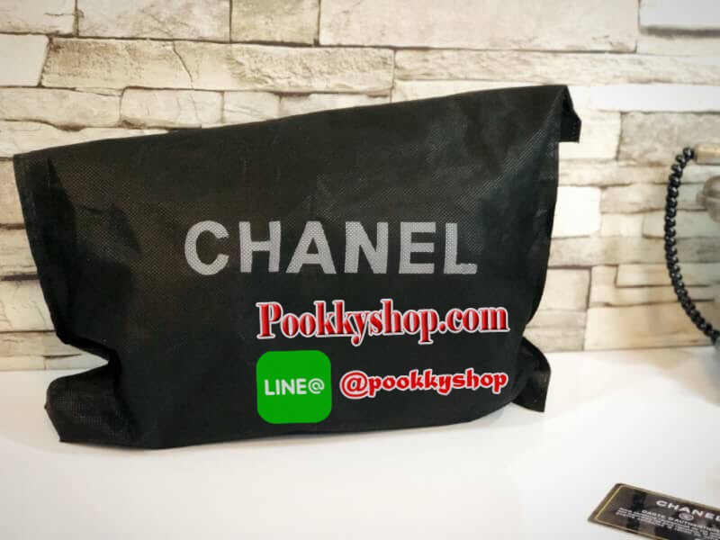 New Arrival chanel พร้อมส่งค่ะ หนังแกะสังเคราะห์ทรงสวย ลายดอกคามิเลีย ขนาดกำลังดีสวยมากค่ะ มี 2 ช่อง สำหรับใส่มือถือหรือของจุกจิก มี ช่องซิปกลาง และข้าง มีช่องใส่บัตรได้ 3 ใบ ใส่มือถือได้ทุกรุ่น เปิดปิดกระเป๋าช่องหลักแบบซิป อะไหล่เงิน พร้อมสายโซ่ยาว เส้นถ