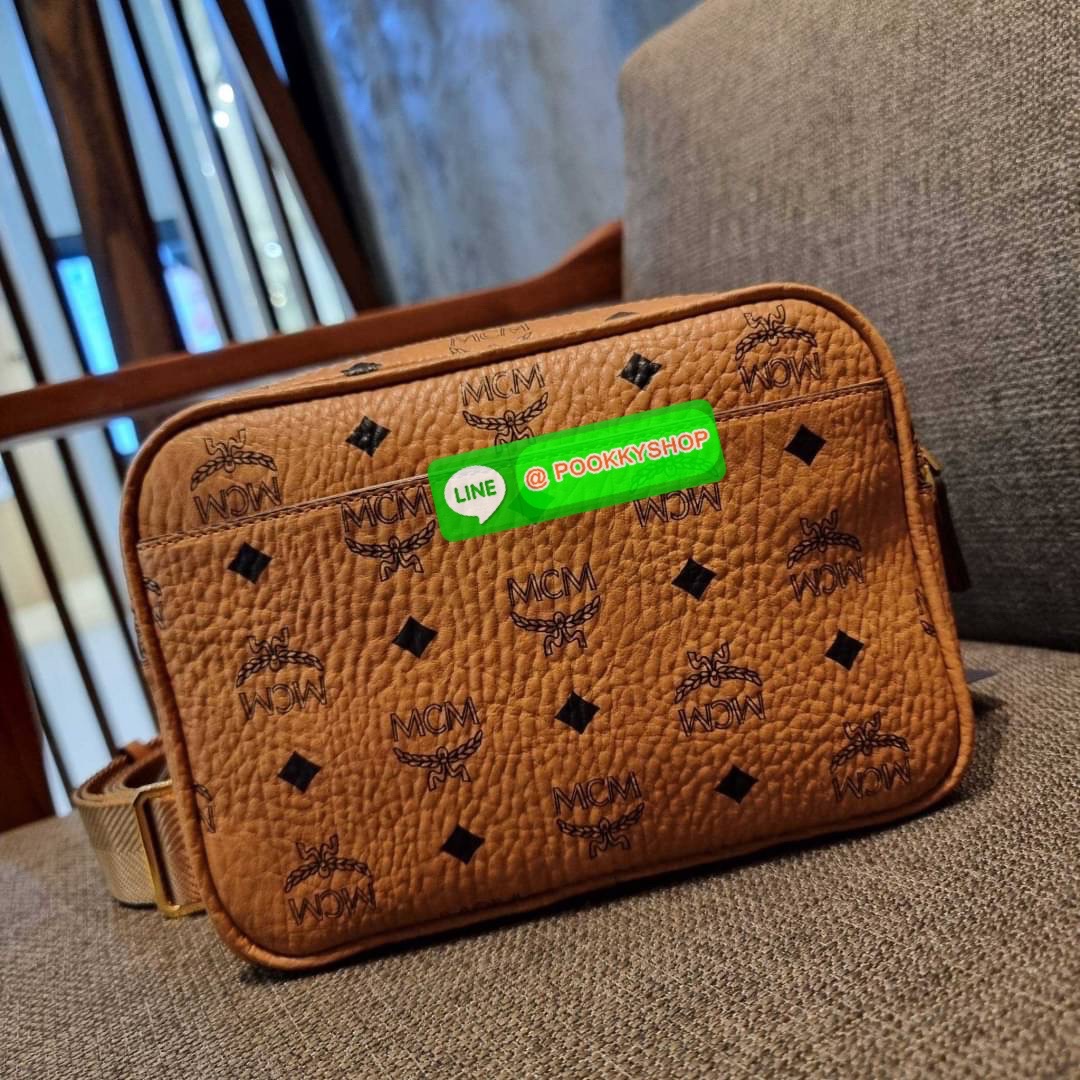 MCM KLASSIK CROSSBODY IN NEW YEAR TIGER VISETOS ใหม่ล่าสุด คอลเลคชั่นรับปีเสือ ของมันต้องมี กระเป๋าสะพายข้างทรงครอสบอดี้ โดดเด่นด้วยลายพริ้นท์น้องเสือคมสวย รุ่นนี้หนุ่มๆหรือสาวๆก็สะพายได้น้า ขนาดกำลังดี วัสดุหนังแคนวาสคุณภาพดี มีช่องหลัก 2 ช่อง เปิด-ปิดด้