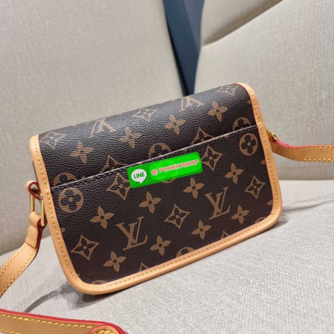 Rare item!! LV sologne crossbody bag ที่สุดของรุ่นหายากที่จัดเต็มให้แบบฟูลเซ็ท กระเป๋าสะพายราคาสุดคุ้มจากเคาน์เตอร์ dutyfree ที่ดีไซน์ออกมาน่ารักน่าใช้ ขนาดกำลังสวยมาก วัสดุหนังแคนวาส เปิด-ปิดด้วยกระดุมแม่เหล็ก ภายในโล่ง มีช่องซิปแยกให้ ใส่ของสำคัญได้สบาย