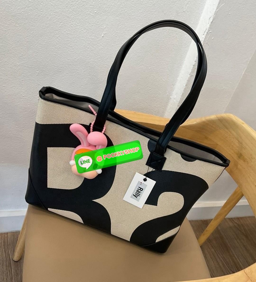 พร้อมส่งแล้ววันนี้!! RALLY TOTE BAG หายากที่สุดในตอนนี้!! ตัวกระเป๋าทำจาก LIGHTWEIGHT DURABLE CANVAS มีน้ำหนักเบา และในส่วนของฐนกระเป๋าและหูกระเป๋าทำจากหนังวีแกน ซึ่งมีความแข็งแรง ทนทาน แถมยังรองรับน้ำหนักได้ดี โดยภายในกระเป๋าจะมีช่องใส่ของขนาดเล็กสำหรับจ