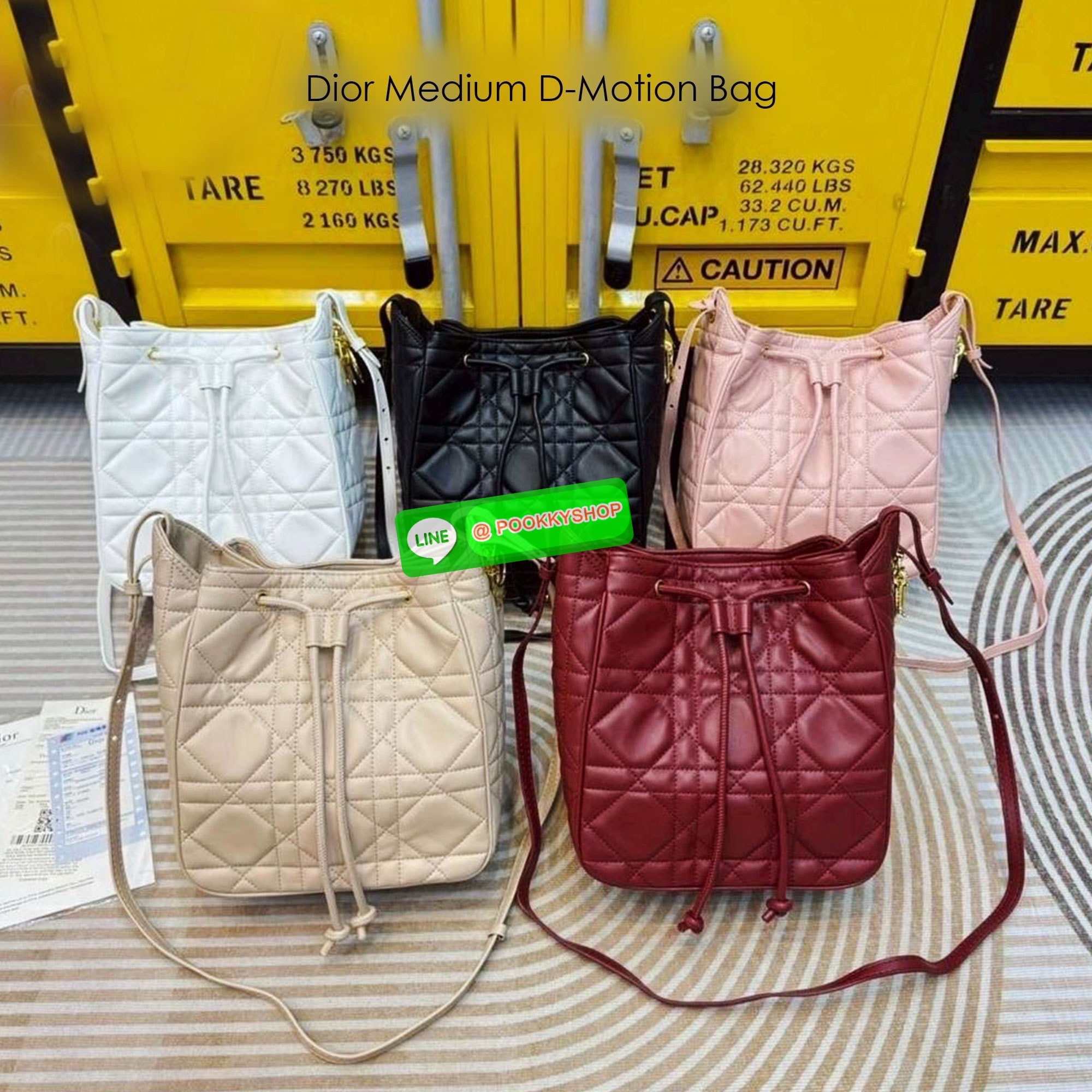 พร้อมส่ง | Dior Medium D-Motion Bag กระเป๋าสะพายทรงบัคเก็ต โดดเด่นด้วยดีไซน์ทรงถังทันสมัยเรียบง่ายใช้งานได้จริง เย็บตะเข็บแบบ Macrocannage นุ่มนวล มาพร้อมเชือกผูกรูดเปิดปิด ภายในโล่งกว้าง จุของได้เยอะ น่ารักน่าใช้มากค่ะ