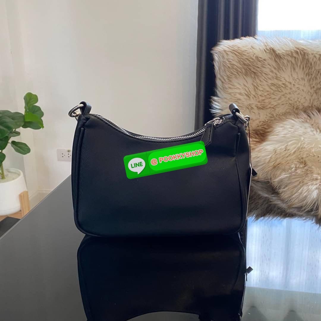 รุ่นใหม่ล่าสุด GUESS SHOULDER BAG ซื้อ1ได้ถึง2ไอเท็ม กระเป๋าพอชรูปทรงสวย เปิด-ปิดด้วยซิปด้านในโล่งกว้างมีช่องซิปใส่ของจุกจิก เพิ่มความน่ารักด้วย กระเป๋าใส่เหรียญใบเล็กทรงกลม เฝสามารถถอดใช้แยกได้ มาพร้อมสายโซ่สะพายไหล่ และสายสะพายยาวสามารถปรับระดับได้ฟรีไซ