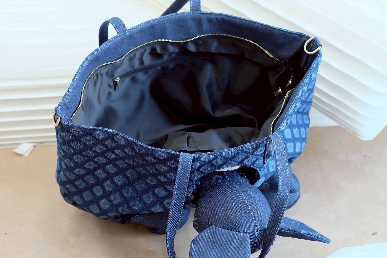 กระเป๋าผ้าเดนิมฟอก มิกกี้เม้าส์ ดิสนีย์ น้องน่ารัก คิ้วส์มาก ใบใหญ่ใส่ของได้จุใจ ด้านบนเป็นซิปรูดได้กว้าง ภายในมีช่องซิปจัดระเบียบ พร้อมช่องซิปด้านหลัง งานดีมาก สวยจัดเลยค่า