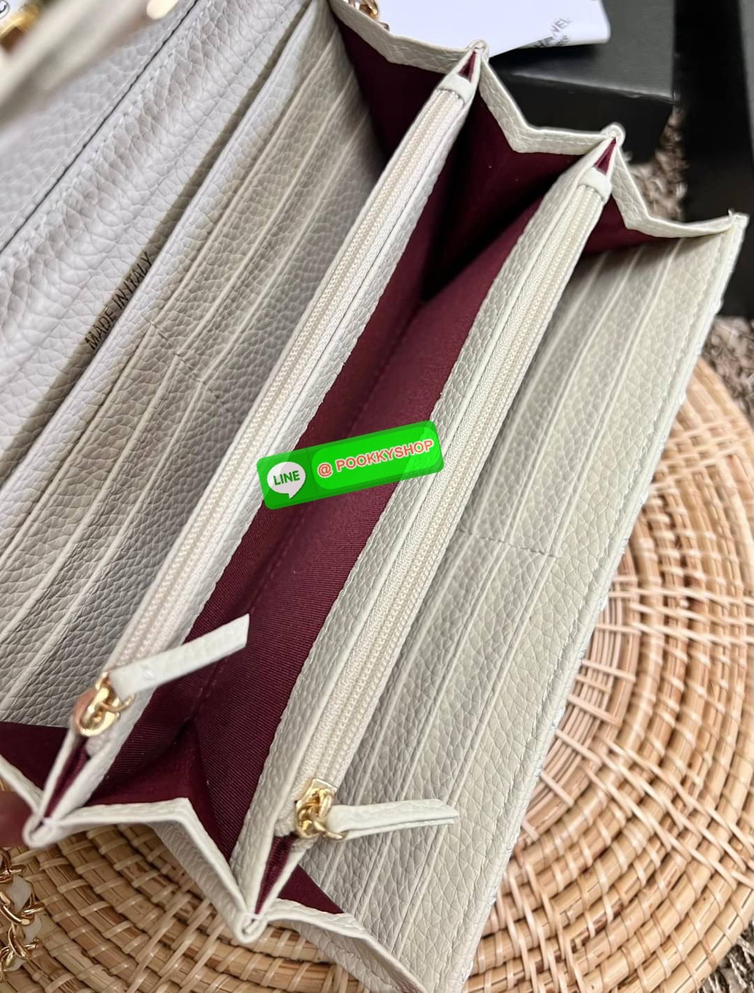 New in! สวยกริปมากๆค่ะ สาวๆที่มีบัตรเยอะๆหรือชอบพกเงินสดเยอะๆ แนะนำรุ่นนี้เลยค่ะ ไม่ผิดหวังแน่นอน CHANEL CHAIN WALLET//CLUTCH BAG ((vip gift ตปท)) พร้อมส่ง บอกเลยน้องสวย ไร้ที่ติเลยค่า! กับกระเป๋าสะพายแบบครอสบอดี้ร์หรือถือแบบคลัทเป็นกระเป๋าเงินเก๋ๆได้เลยค