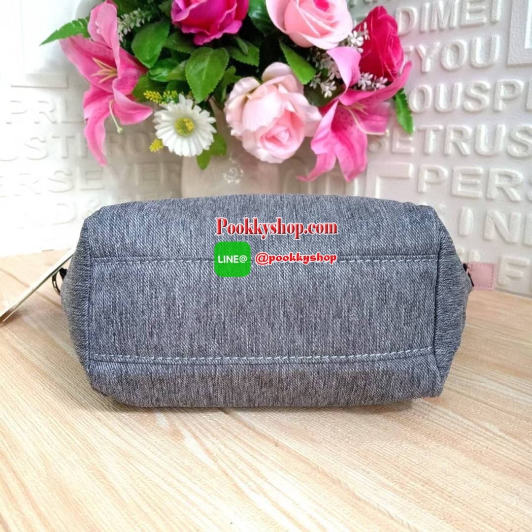 KILING NORI Handbag & Shoulder bag กระเป๋าถือหรือสะพายขนาดกลาง ทำจากวัสดุ ผ้า Nylonเคลือบ+Polyester น้ำหนักเบา จุดเด่นที่ช่องหลักมีขนาดใหญ่ พร้อมช่องซิปแยกย่อย สามารถใส่สัมภาระได้เยอะ มาพร้อมสายสะพายยาว สามารถปรับระดับได้ตามความต้องการ มีพวงกุญแจลิงห้อยตา