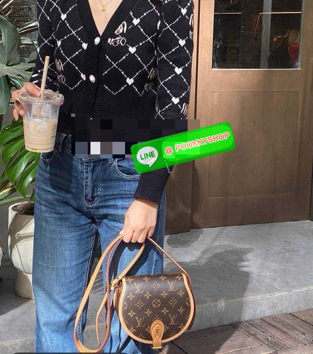 LV TAMBOURIN CROSSBODY BAG 🔆 Details รุ่นลิมิเต็ดหายาก กับกระเป๋าสะพายทรงสวย ดีไซน์คลาสสิค เปิด-ปิดด้วยกนะดุมแม่เหล็ก สายสะพายในตัว ปรับได้ หรือซ่อนสายและถือเป็น clutch ออกงานก็ได้ ดูแพงมากๆ ภายในเป็นช่องโล่ง ใส่ของจุกจิกได้ ของจำเป็นได้ โทรศัพท์ไ