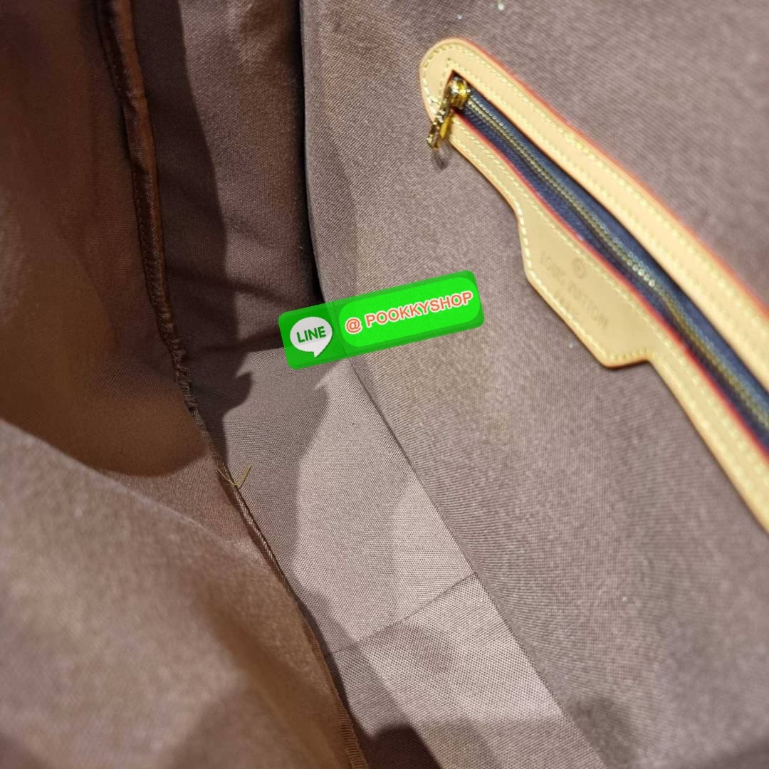 LV GIBECIERE CROSSBODY BAG กระเป๋าสะพายข้างใบใหญ่ ทรงแมสเซนเจอร์ เอาใจหนุ่มๆ ดีไซน์วินเทจ ย้อนยุค คลาสสิคไม่มีเบื่อ วัสดุหนังแคนวาส ทนทาน เปิด-ปิดด้วยสายคาดปรับระดับได้ ภายในมีช่องแบ่งเป็นสัดส่วนอย่างดี มีช่องซิป สายสะพายปรับได้ตามชอบ ใส่ของได้เลยแบบจุใจ