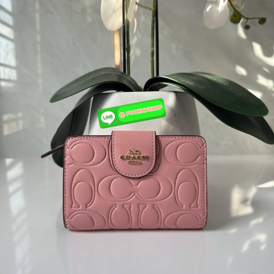 Coach Medium Corner Zip Wallet With Signature Leather 🔖กระเป๋าตังใบกลาง คอลเลคชั่นใหม่ หนังนิ่ม ลายC นูน สวยมาก 🔖วัสดุ: หนังแท้ 🔖เปิด - ปิดแบบกระดุม มีช่องใส่แบงค์ ใส่ธนบัตรได้ทุกชนิด ช่องใส่บัตร ใส่เหรียญ