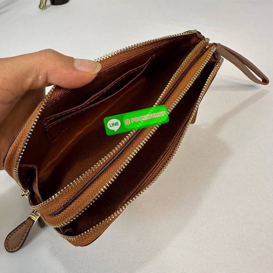 กระเป๋าคล้องมือ COACH 87591 DOUBLE CORNER ZIP WRISTLET IN SIGNATURE CANVAS (COACH 87591 ） กระเป๋าคล้องมือ2เซิปใหญ่ ลายCหนังและ ด้านในเป็นผ้า แบ่งเป็นช่องเล็กๆใส่เหรียญใส่แบงค์ใส่บัตร แล้วแต่จะใส่มีหลายช่อง ใส่โทรศัพท์ได้ทุกรุ่นพร้อมสายคล้องมือ
