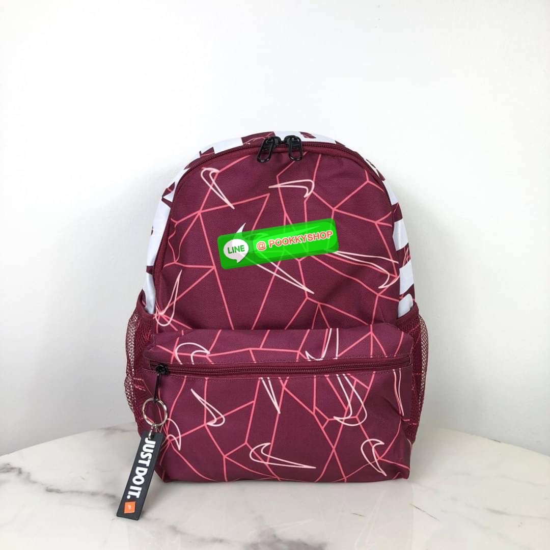 กระเป๋าเป้ NIKE ด้านหน้ามีช่องซิป 1 ช่อง ด้านบนเป็นซิปคู่ ด้านในโล่ง ด้านข้างมีช่องใส่ขวดน้ำได้ทั้ง 2 ข้างค่ะ หูหิ้วด้านบนสูง 4 cm สายสะพาย สามารถปรับได้ Free Size