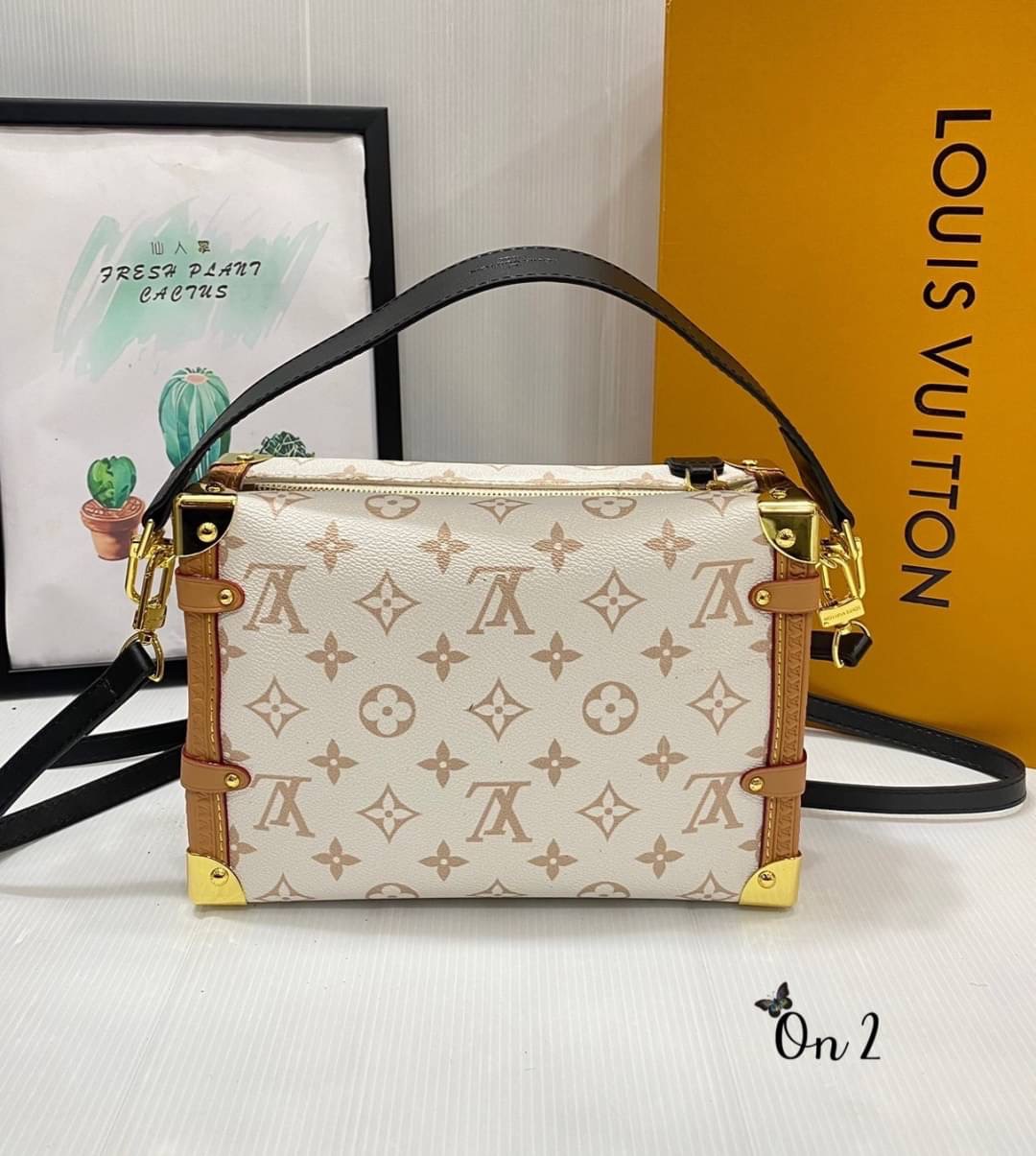 Louis Vuitton กระเป๋ารุ่น Side Trunk MM คอลเล็คชั่น Cruise 24 นำเสนอ Monogram แคนวาสสุดไอคอนิกของหลุยส์ดีไซน์ใหม่ สีเบจ Dune อันอ่อนหวานเปี่ยมด้วยพลังซึ่งได้แรงบันดาลใจจากเม็ดทราย แต่งขอบสีดำและน้ำตาลประดับมุมกระเป๋าสีทองและตัวล็อกแบบ S lock เงางาม แอคเซส