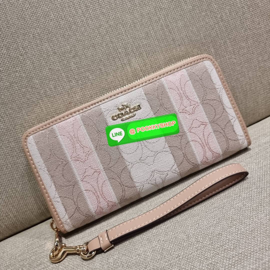 COACH C8313 LONG ZIP AROUND WALLET WITH SIGNATURE JACQUARD WITH STRIPES พร้อมเสิร์ฟความเลิศหรู ใหม่ล่าสุด กระเป๋าสตางค์ใบยาวกึ่งคล้องมือ ดีไซน์ผู้ดี๊ผู้ดี รุ่นขายดี ถือใช้คือขับผิวสุด!! วัสดุผ้า jacquard ลวดลายดูแพง มาพร้อมสายคล้องมือ ถอดออกได้ ภายในใส่บั