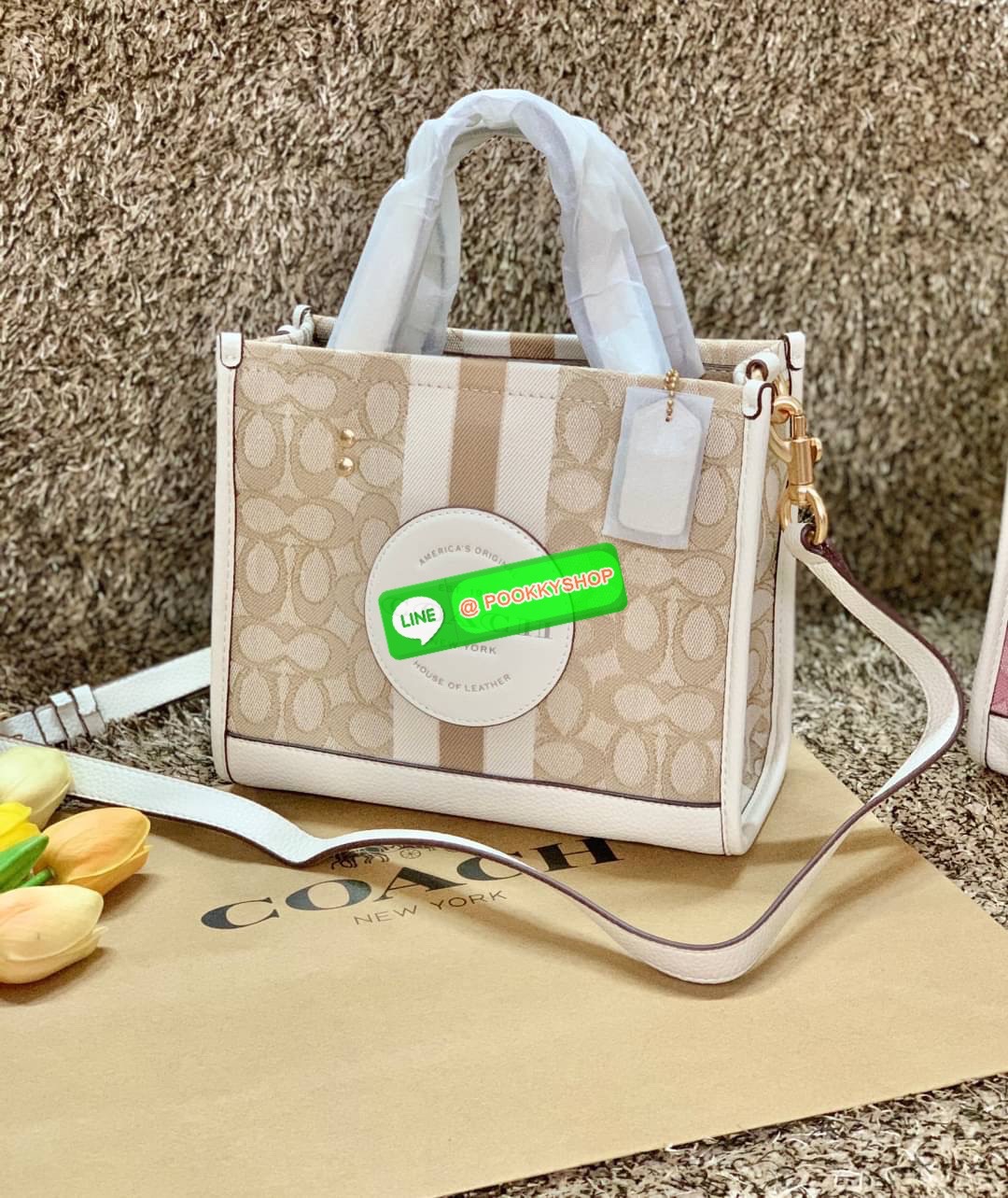 COACH DEMSEY TOTE IN SIGNATURE JACQUARD WITH COACH PAT ((C8417//C5115)) พร้อมส่งที่ไทย ห้ามพลาด สีน้องสวยมากๆค่ะ กระเป๋าทรงTote ขนาดพอดีลำตัว ใช้วันไหนๆก็เหมาะมากค่ะ วัสดุJacquard ทอลายแบรนด์ ตัดขอบหนังแท้ สวยงามมากๆค่ะ ด้านหน้าจะมีป้ายวงกลมโลโก้แบรนด์อัน