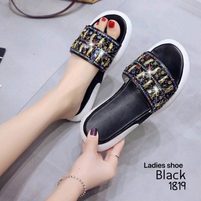 รองเท้าแตะชั่นนำเข้าสไตล์เกาหลี วัสดุพื้PU นุ่มน้ำหนักเบา ทรงสวมหนังแต่งอะไหล่วิ้งๆ ใส่ลำลองสบายๆขับผิวแมทง่าย